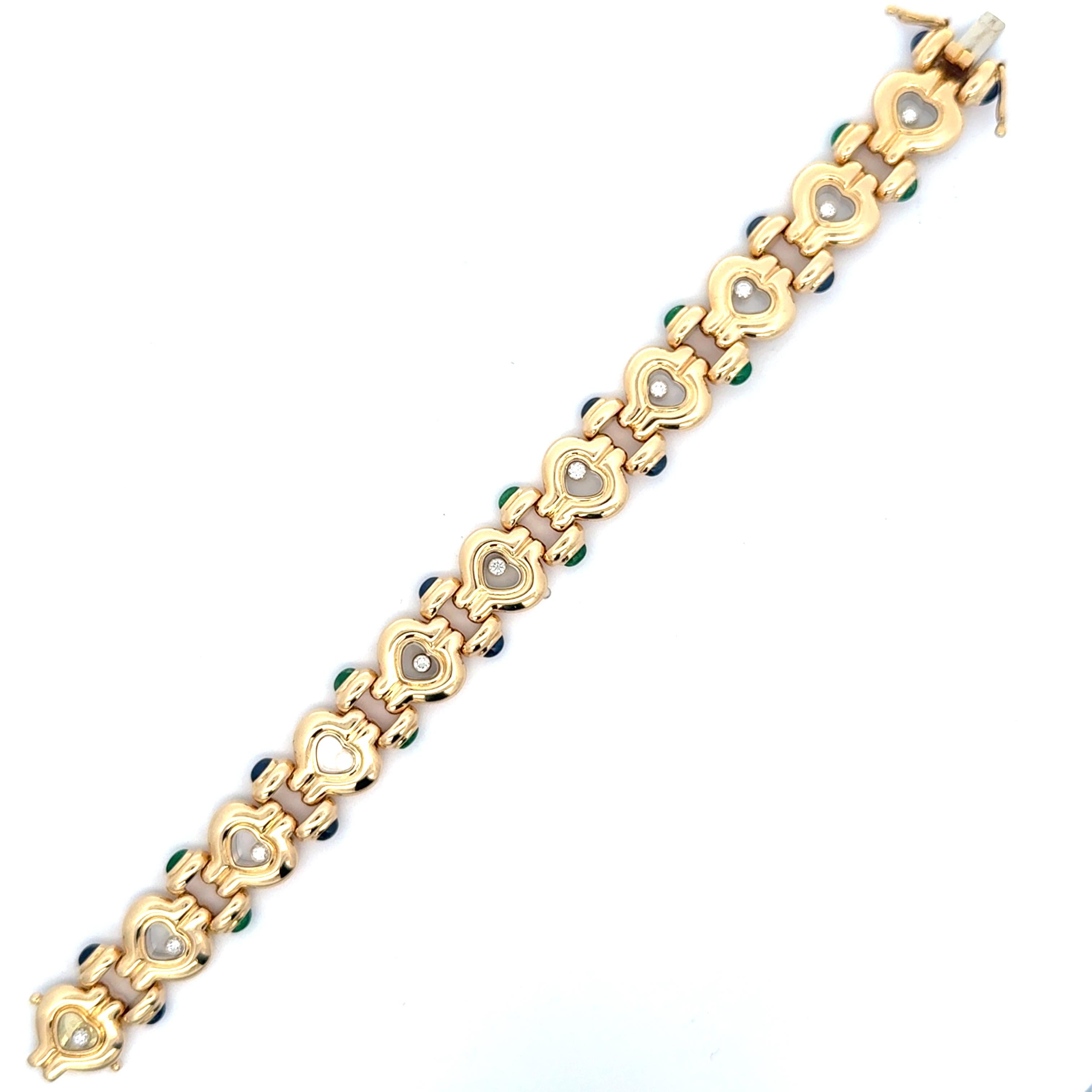 Bracelet Chopard Happy Hearts en or jaune 18 carats et diamants. Le bracelet présente des diamants ronds brillants sertis en lunette, suspendus dans des cœurs, accentués par des saphirs et des émeraudes taillés en cabochon. Le bracelet mesure 7