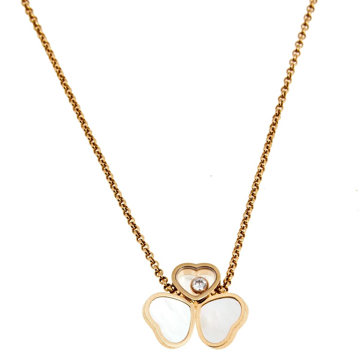 A charm of love you accompany you on all days. This Chopard Happy Hearts Wings necklace is made of 18k rose gold. The pendant is a gathering of three heart motifs—one cages a floating diamond while the other two are laid with mother of pearl and