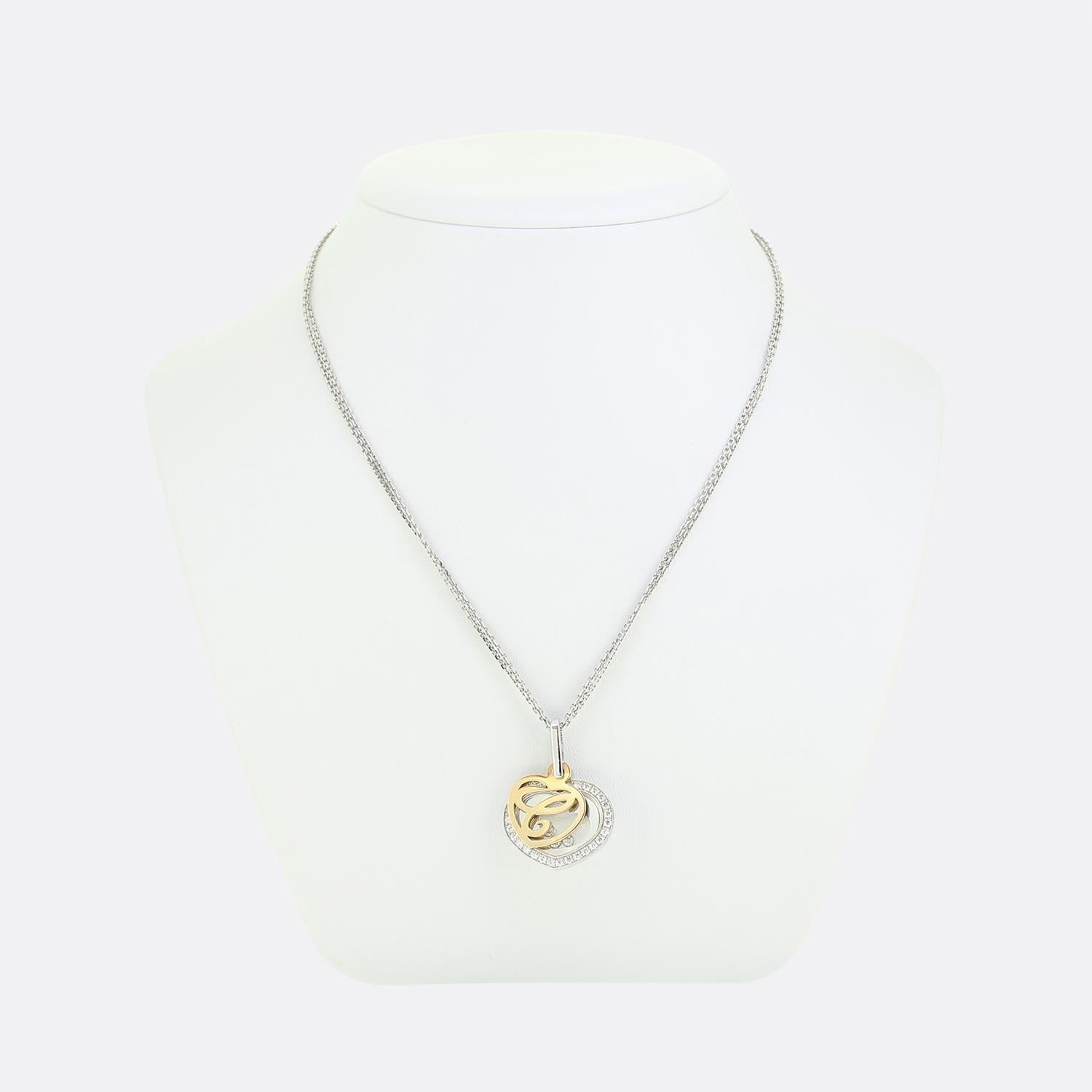 Ecco una collana con doppio ciondolo scorrevole della collezione Happy Hearts di Chopard. Il ciondolo, innanzitutto, presenta un classico design a forma di cuore con una cornice di diamanti incastonati che contiene tre diamanti fluttuanti