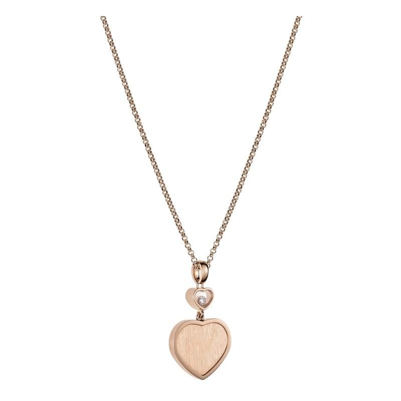 Co-President and Artistic Director Caroline Scheufele shares her vision of the James Bond Woman: a determined and courageous woman. She decided to reinterpret the Happy Hearts by filling the hearts with ethical rose gold. Gold is a leitmotif often