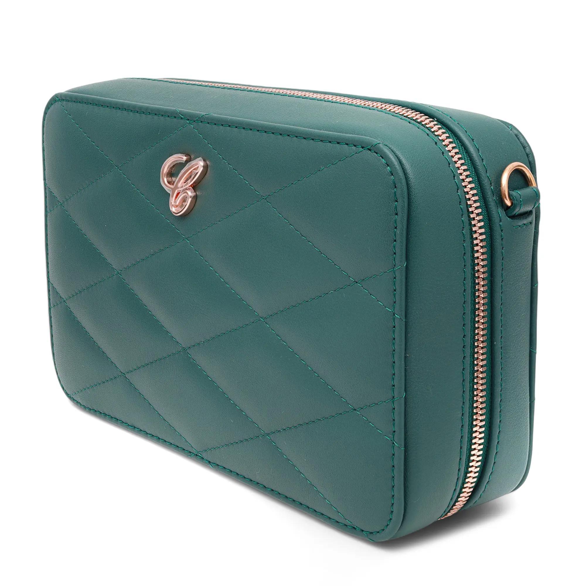 El mini bolso de cadena Happy Hearts de piel de becerro acolchada verde está lleno de feminidad y encanto. El cierre de cremallera, bellamente adornado con el corazón-talismán Chopard en acero dorado rosa, añade un toque de romanticismo a este