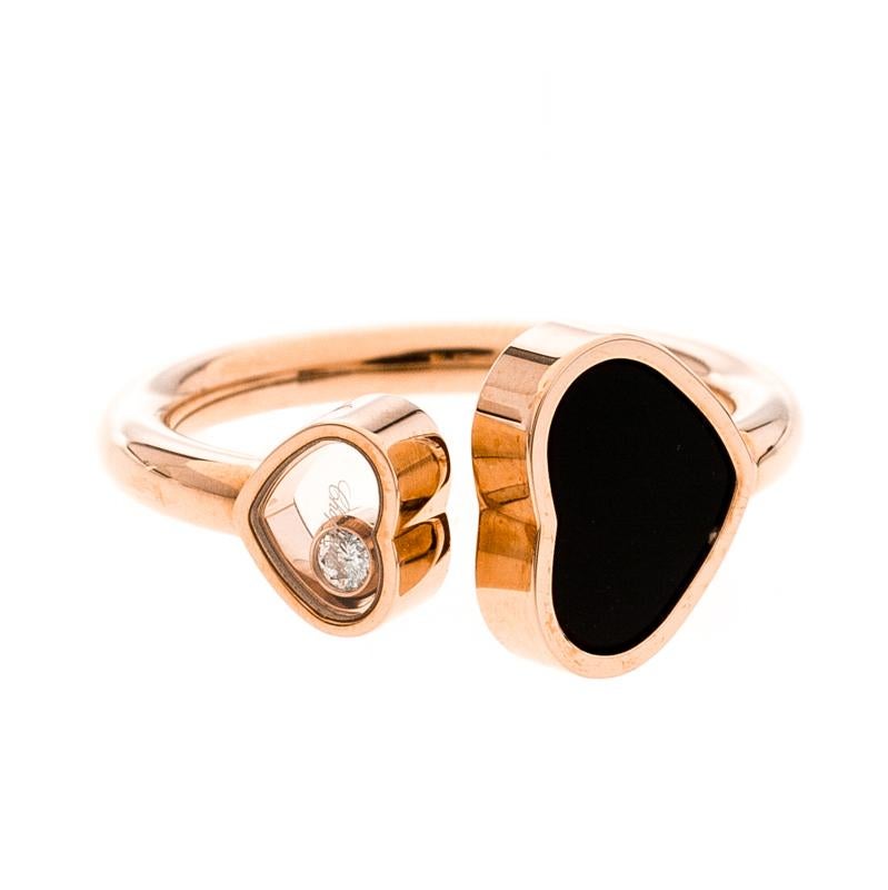 This Happy Hearts ring in 18k rose gold is a precious addition to the Happy Diamonds collection. Two contrasting hearts are delicately juxtaposed displaying a beautiful contrast of hues and stones. The larger one is inlaid with onyx, while the