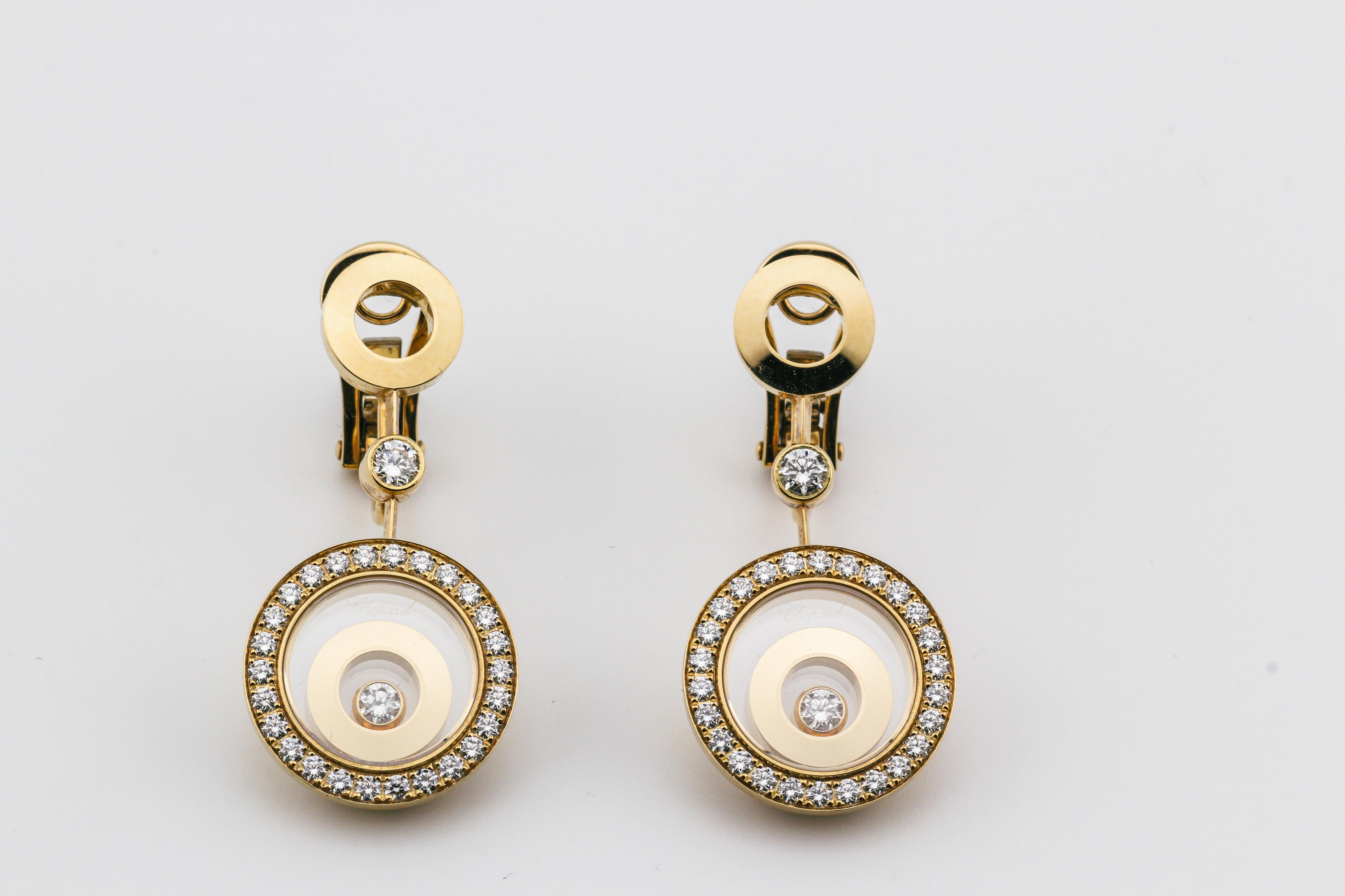 Die exquisiten Chopard Happy Spirit Diamond Drop Earrings aus 18-karätigem Roségold sind ein Beweis für zeitgenössische Eleganz und zeitlosen Charme. Diese mit Präzision und Kunstfertigkeit gefertigten, atemberaubenden Ohrringe zeigen die perfekte