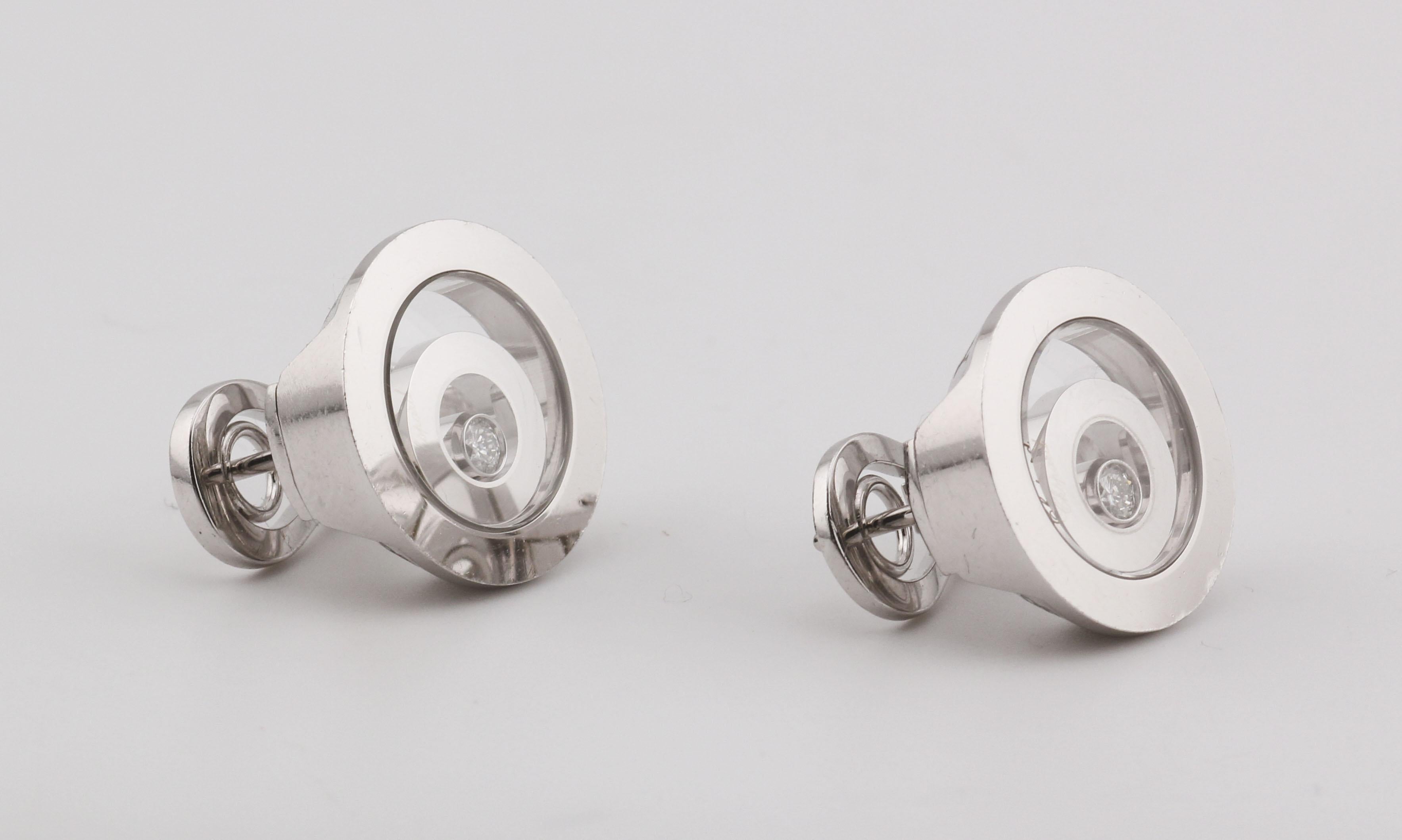 Gli orecchini a clip Chopard Happy Spirit Diamond in oro bianco 18 carati sono una celebrazione dell'eleganza e del movimento gioioso, con il design fluttuante dei diamanti tipico di Chopard.

Realizzato in oro bianco 18 carati, ogni orecchino