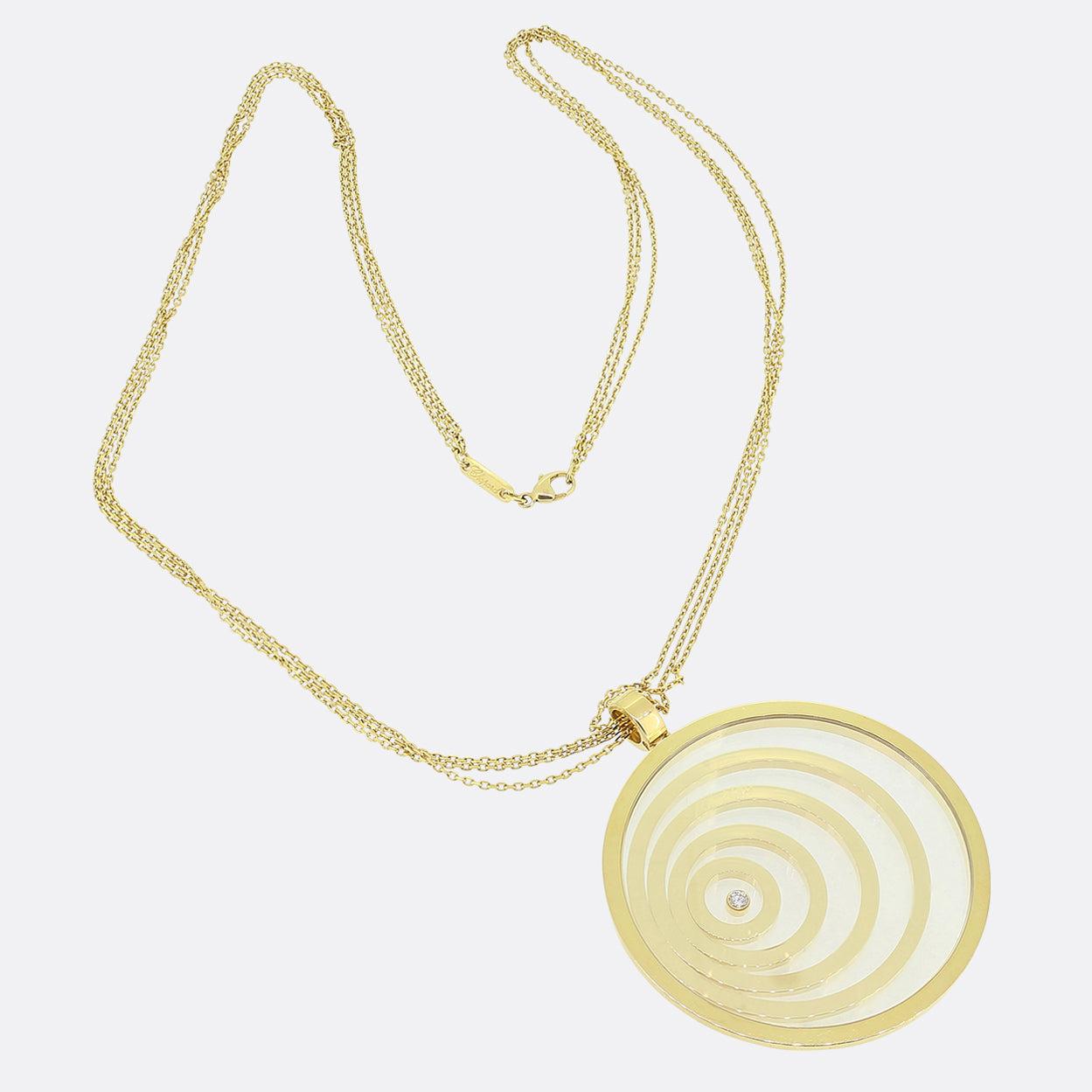 Ecco una classica collana Chopard extra large che sfoggia l'iconico design con diamanti fluttuanti. Realizzato in oro giallo 18ct, questo ciondolo rotondo presenta cinque montature circolanti. Quattro di queste montature e un singolo diamante