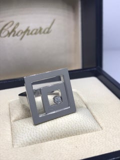 Chopard, bague cocktail Happy Spirit carrée en or blanc et diamants flottants 82/5873