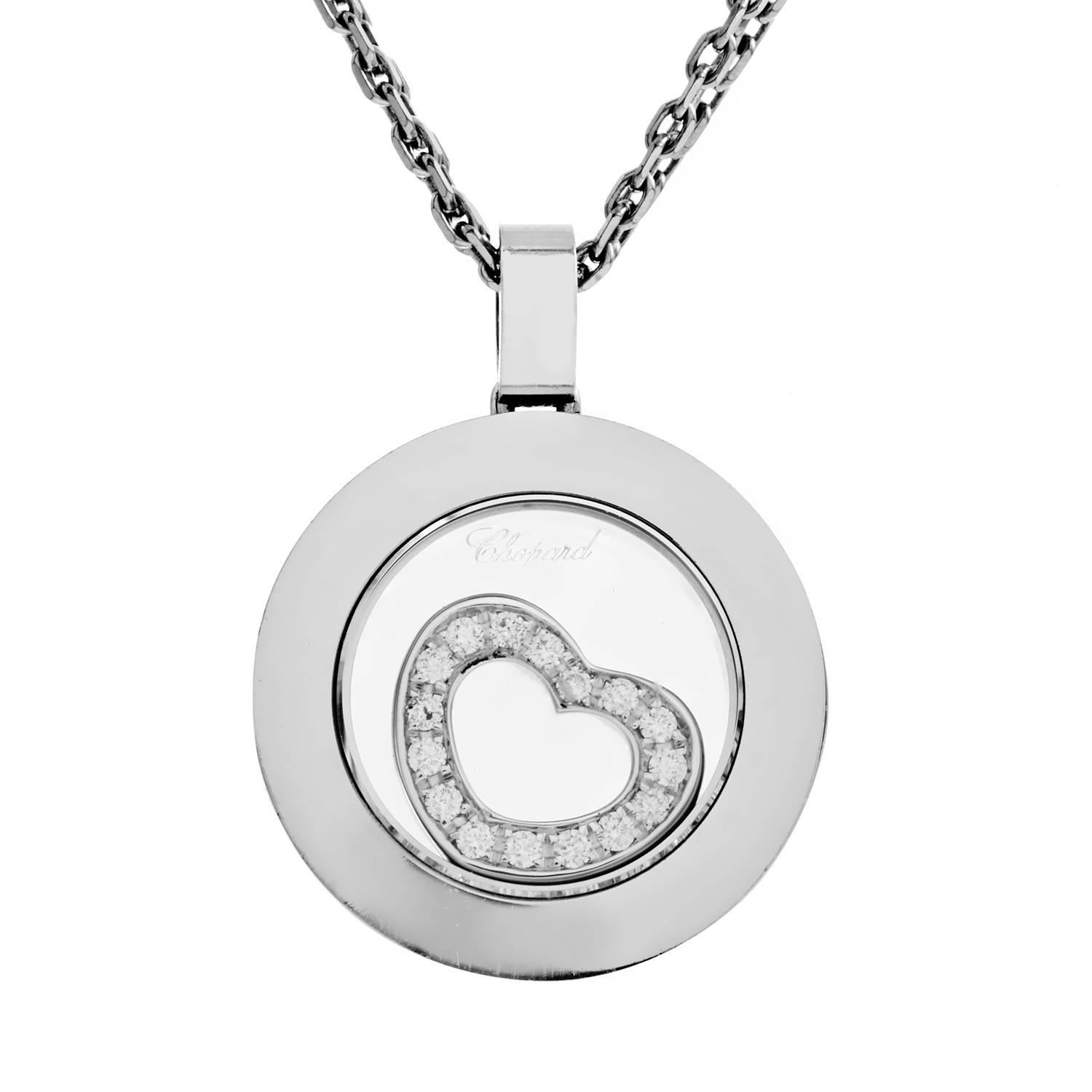 Encircled by a splendidly gleaming pendant and roaming freely around its transparent center, the delightful form of a heart is embellished with glistening diamonds in this gorgeous 18K white gold necklace from Chopard.