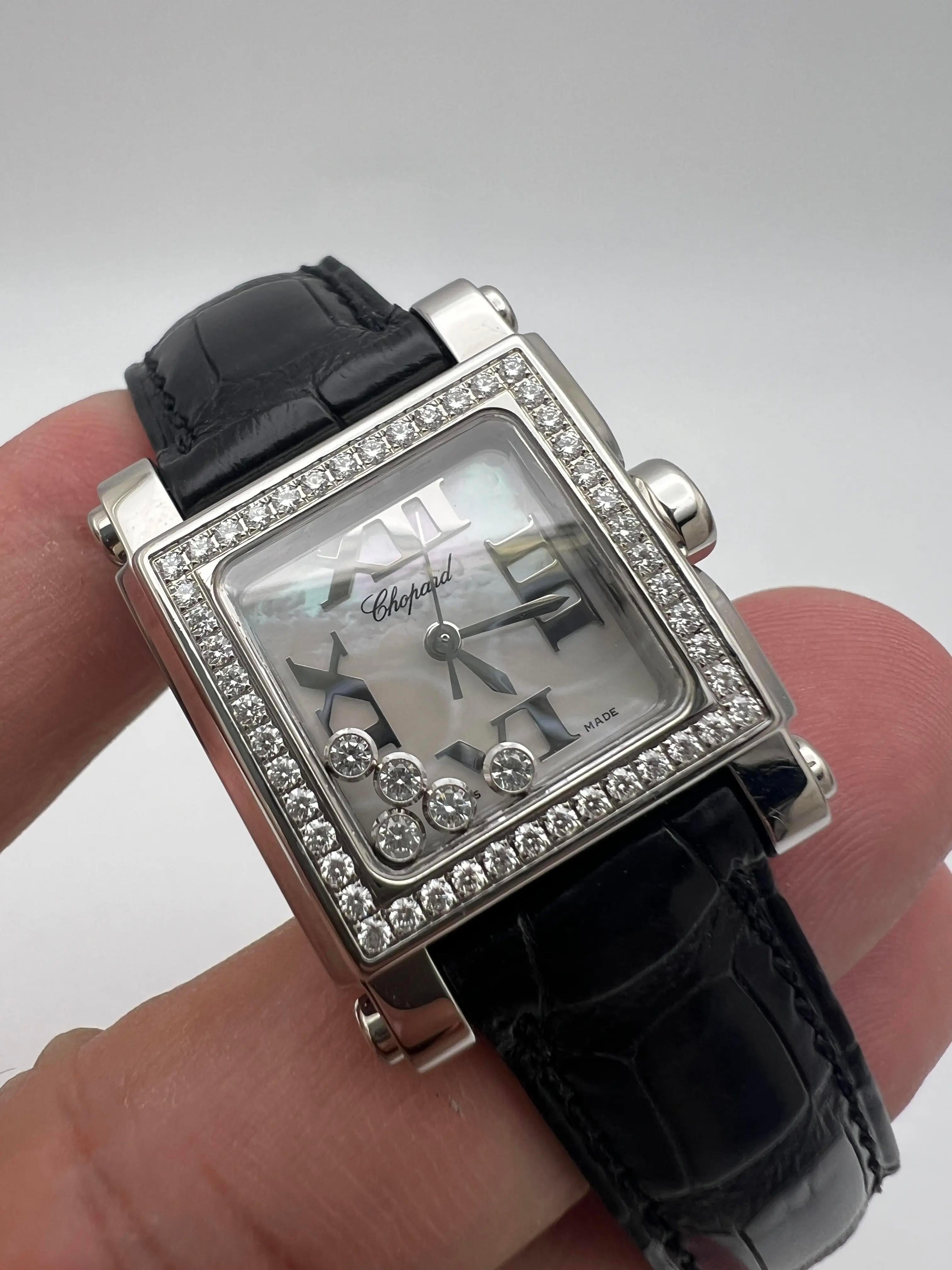Zu verkaufen ist eine atemberaubende ausgezeichneten Zustand Chopard Happy Sport Square Quarz kleine Damenuhr, Modell 278516-3003. Dieser exquisite Zeitmesser verfügt über ein quadratisches Gehäuse aus poliertem Edelstahl mit den Maßen 24 mm x 31
