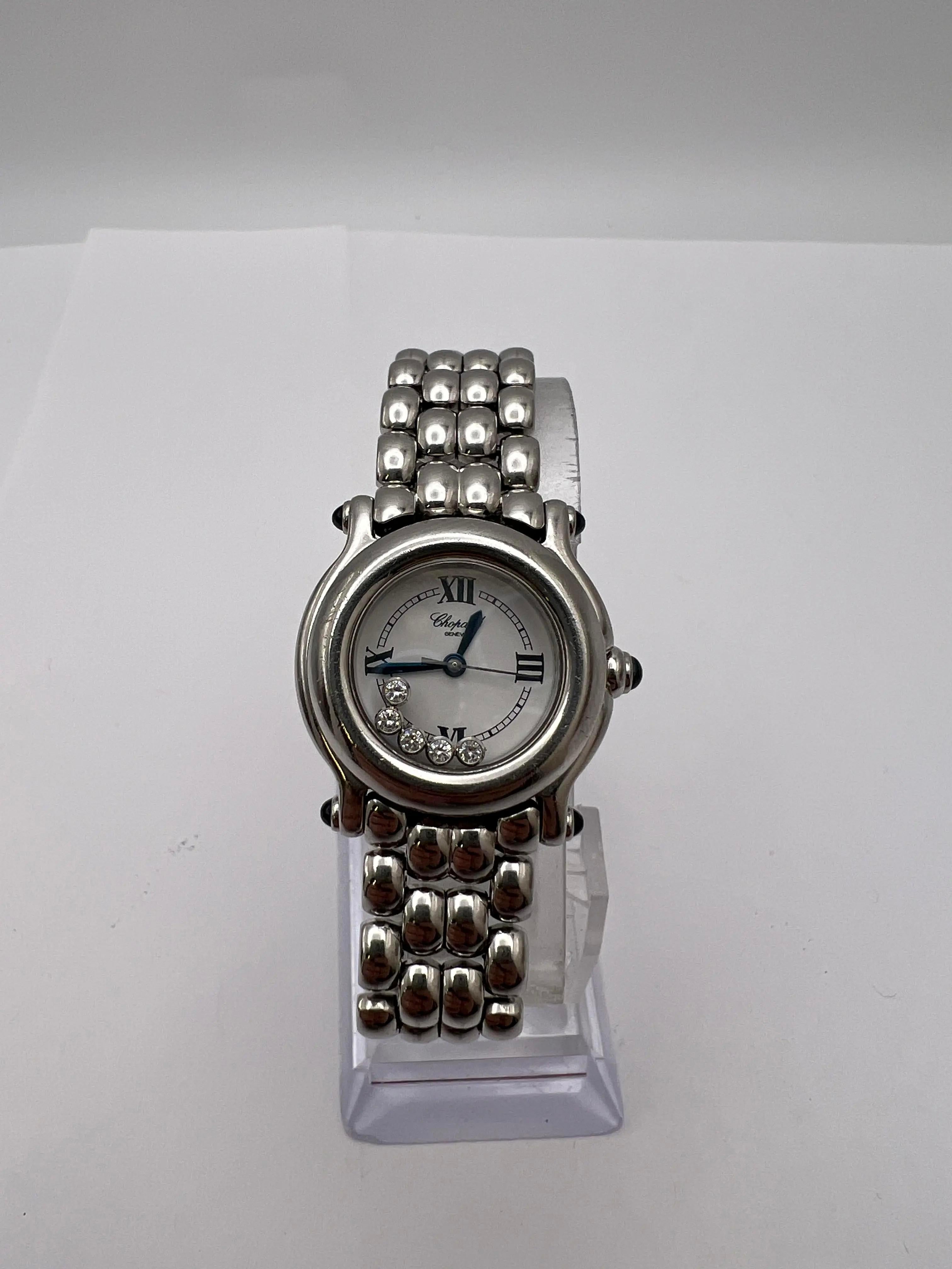 Il Chopard Happy Sport, referenza 27/8250-23 (o 8245), è un orologio lussuoso ed elegante che unisce la raffinatezza a un design giocoso. Questo modello presenta una cassa in acciaio inossidabile da 26 mm con finitura lucida, cabochon blu su ogni