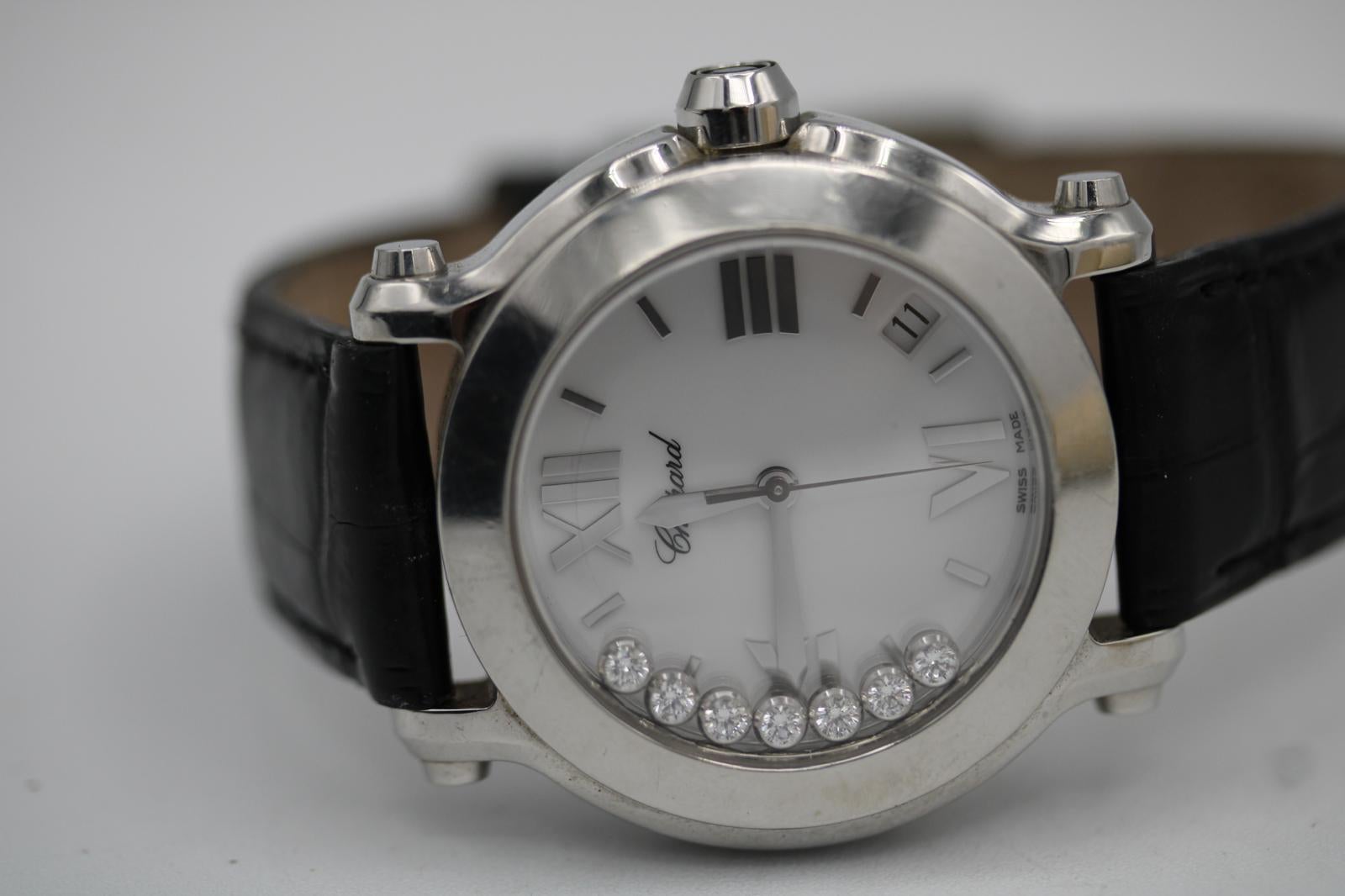 L'emblématique Chopard Happy Sport est immédiatement reconnaissable à son élégance ludique, et cette référence 278475-3001 la capture parfaitement. Dotée de sept diamants flottants qui glissent sans effort au-dessus du cadran, cette pièce allie