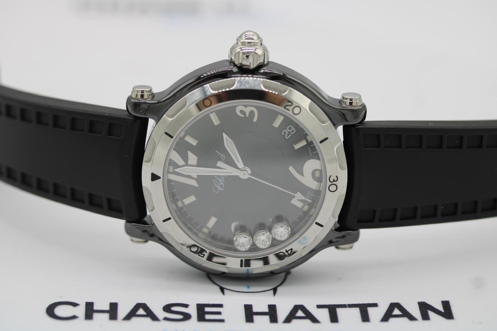 Chopard Happy Sport 28/8507  Cerámica negra  Diamantes flotantes  Juego completo de coleccionista  Suministrado por el Reino Unido 2009
Este Chopard Happy Sport 28/8507 es un ejemplo excepcional de uno de los diseños más emblemáticos de Chopard,