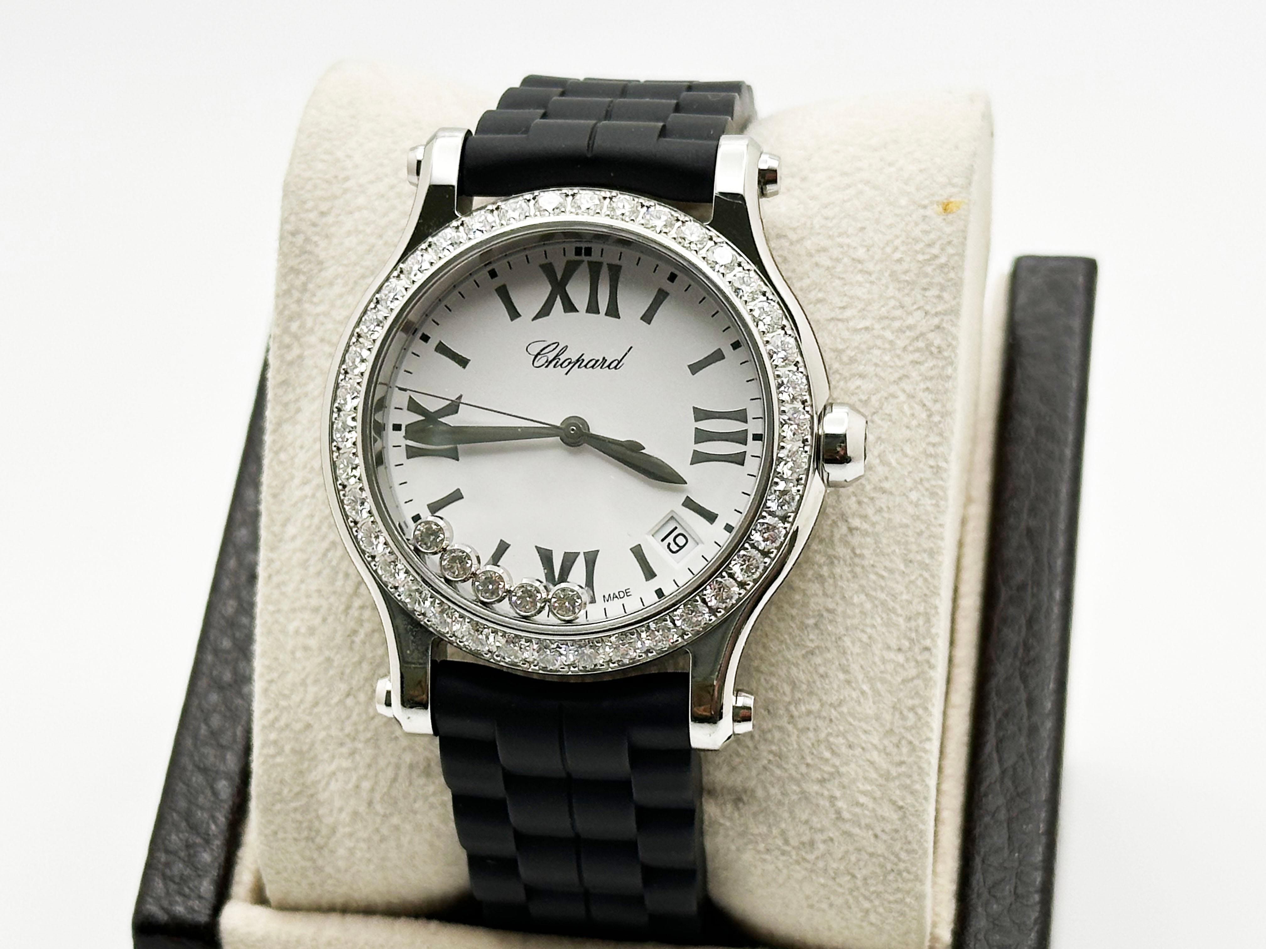 Numero di stile: 8582

 

Model: Chopard Happy Sport 

 

Materiale della cassa: Acciaio inossidabile 

 

Fascia: Cinturino in gomma 

  

Lunetta: Lunetta originale con diamanti 

  

Quadrante: Diamanti fluttuanti originali 

 

Volto: Cristallo