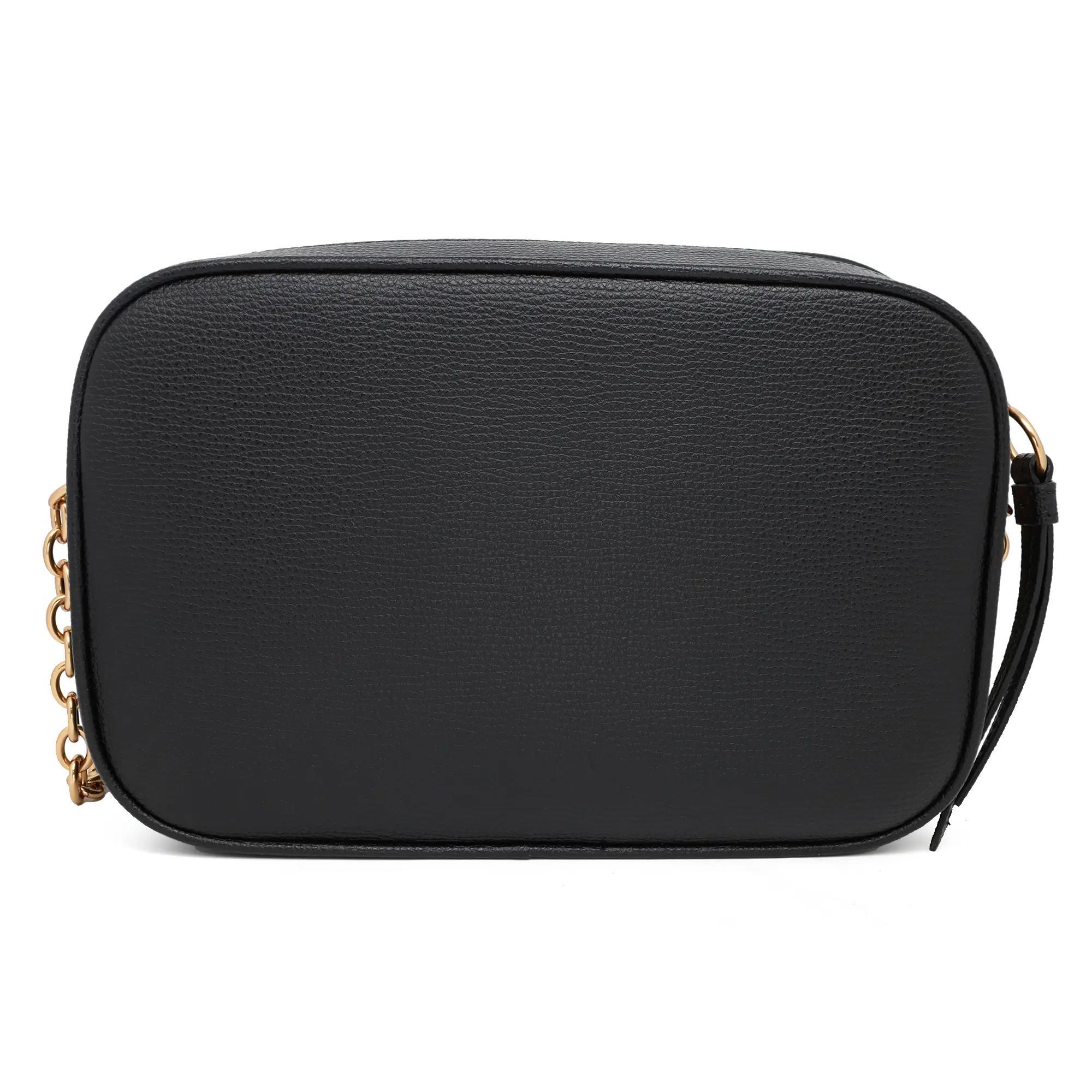 La Bolsa para Cámara Chopard Happy Sport de Piel Granulada Negra es un accesorio compacto y elegante que cuenta con un cierre de cremallera superior para un almacenamiento seguro. Fabricada en piel negra, luce motivos granulados con el monograma del