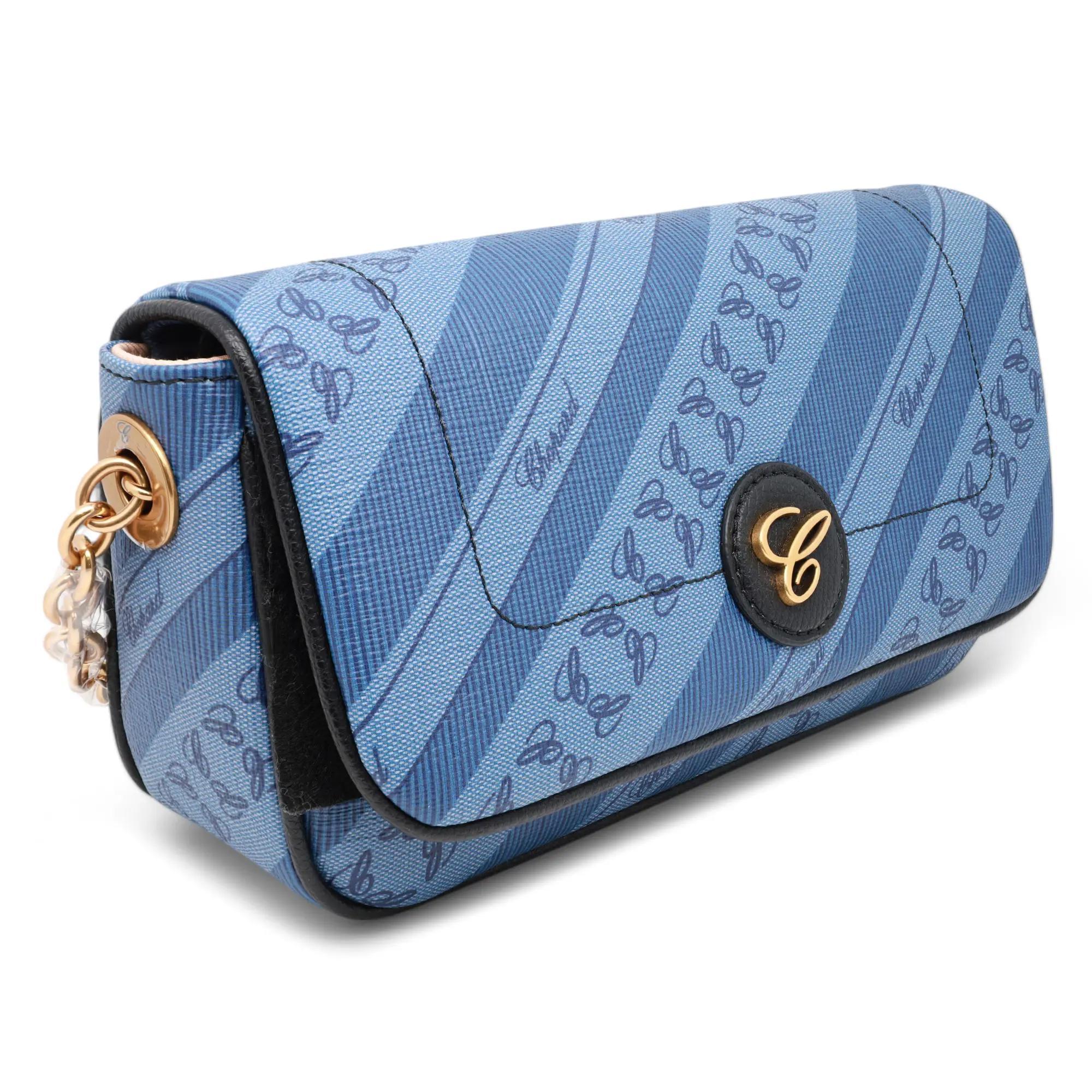La máxima elegancia del bolso cruzado Happy Sport Mini se refleja en su confección en lona, que presenta un diseño en tonos azules con rayas diagonales y un estampado repetido del logotipo característico de la marca. Tiene una silueta estructurada