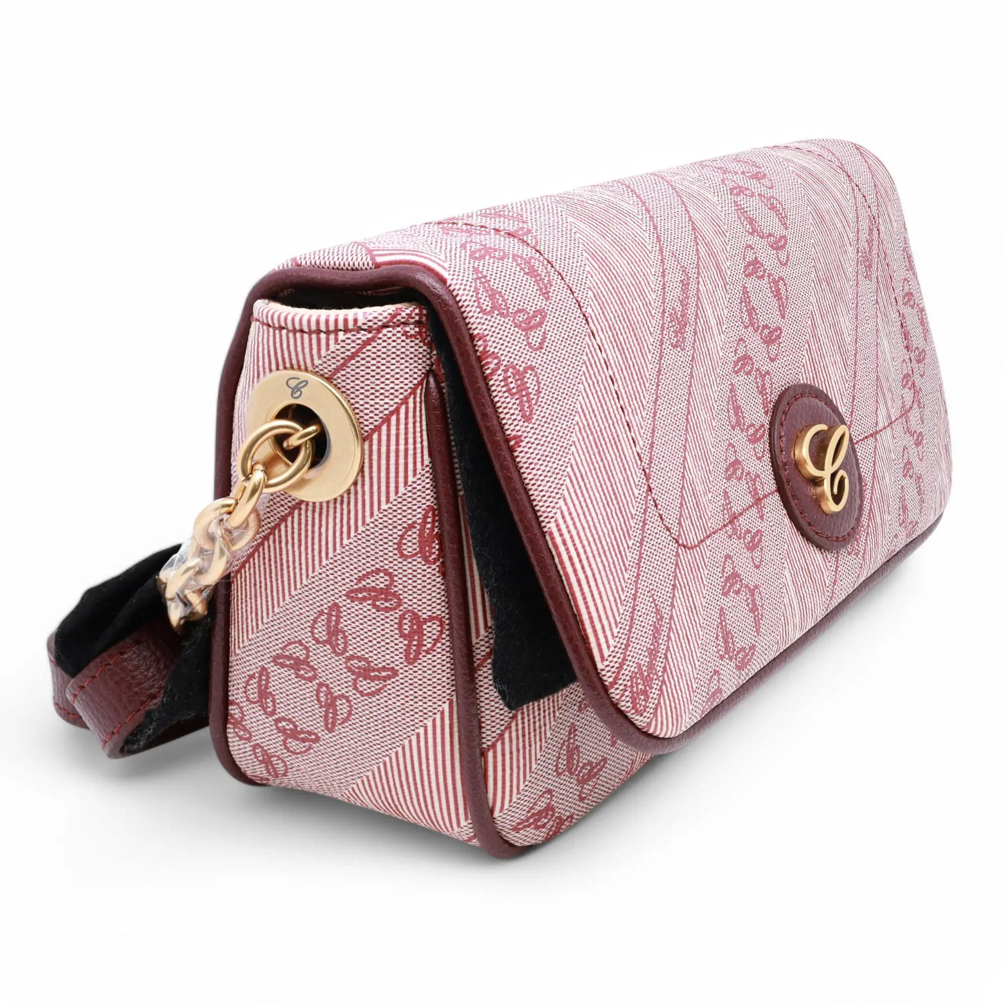 La máxima elegancia del bolso cruzado Happy Sport Mini se refleja en su confección en lona, que presenta un diseño en tono burdeos con rayas diagonales y un estampado repetido del logotipo característico de la marca. Tiene una silueta estructurada