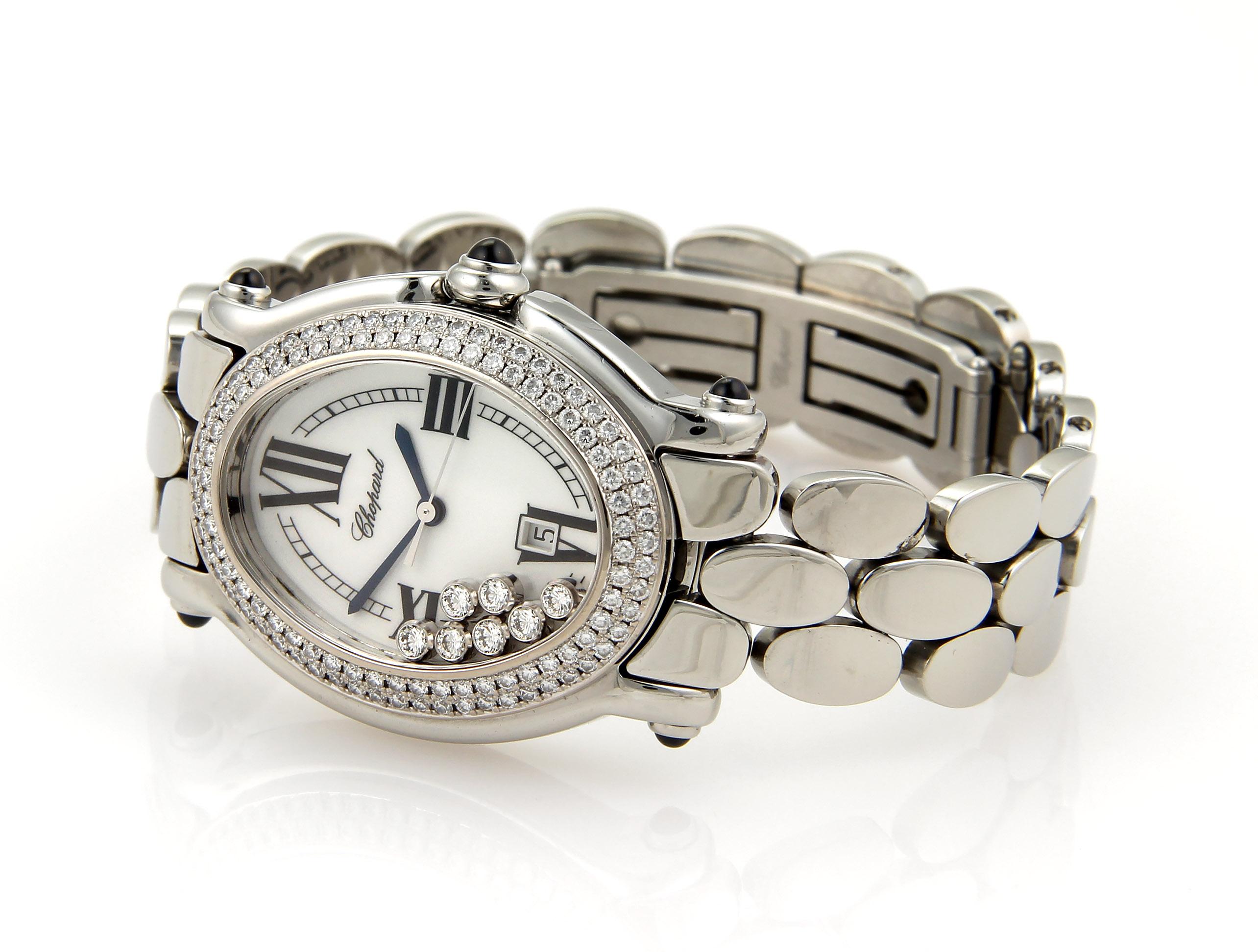 Authentique montre-bracelet Happy Sport de Chopard. Cette superbe pièce est dotée d'un boîtier en acier inoxydable et d'un bracelet de style galet avec boucle déployante double. Cadran blanc avec aiguilles de couleur bleue et index noirs en chiffres