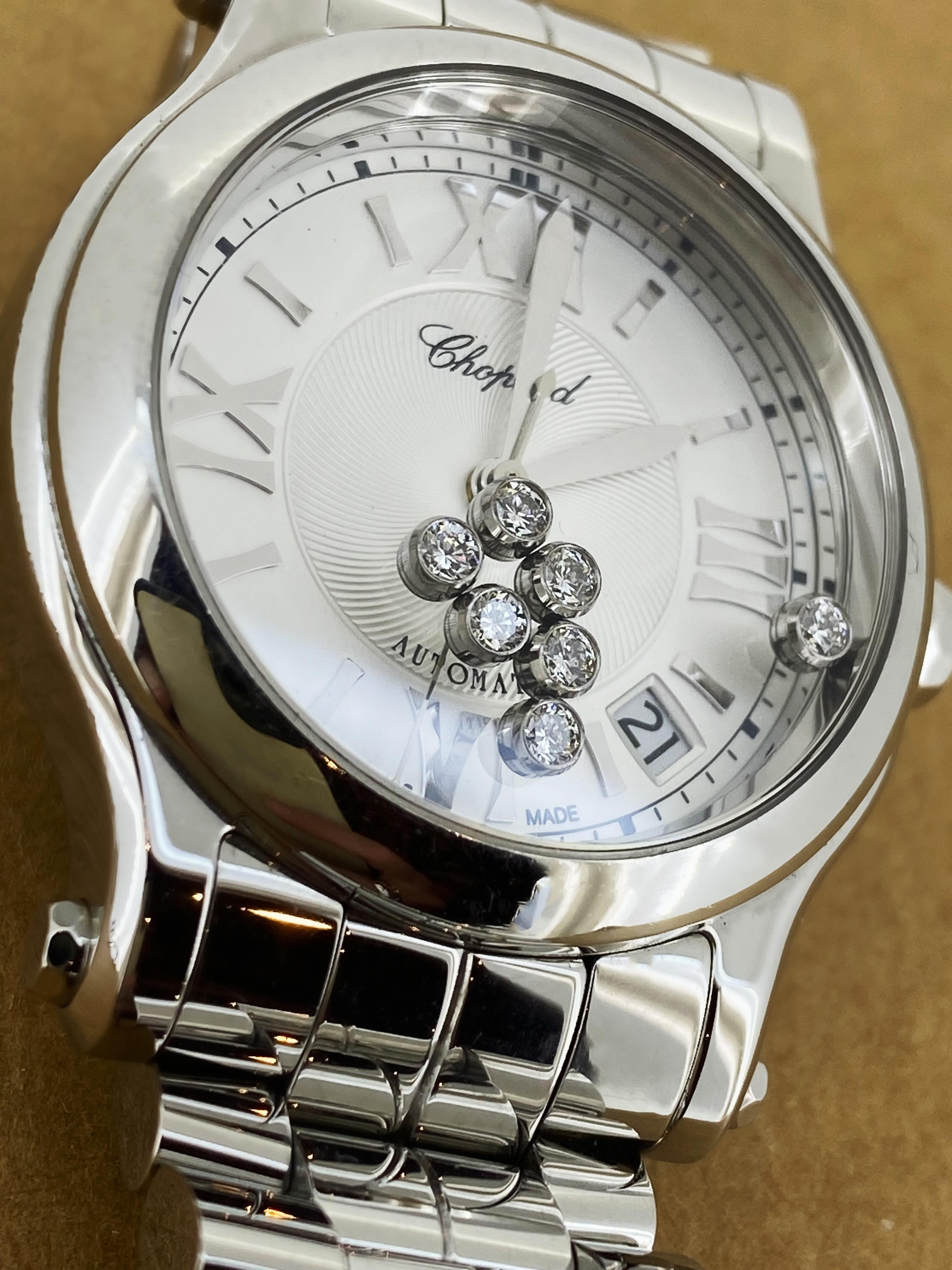 Chopard fue pionera en la fusión de acero y diamantes,
encarnando el espíritu audaz y la creatividad sin límites de la marca. 

Este emblemático reloj de la colección Happy Sport de Chopard es un modelo actual

Sus alegres gemas flotantes que giran