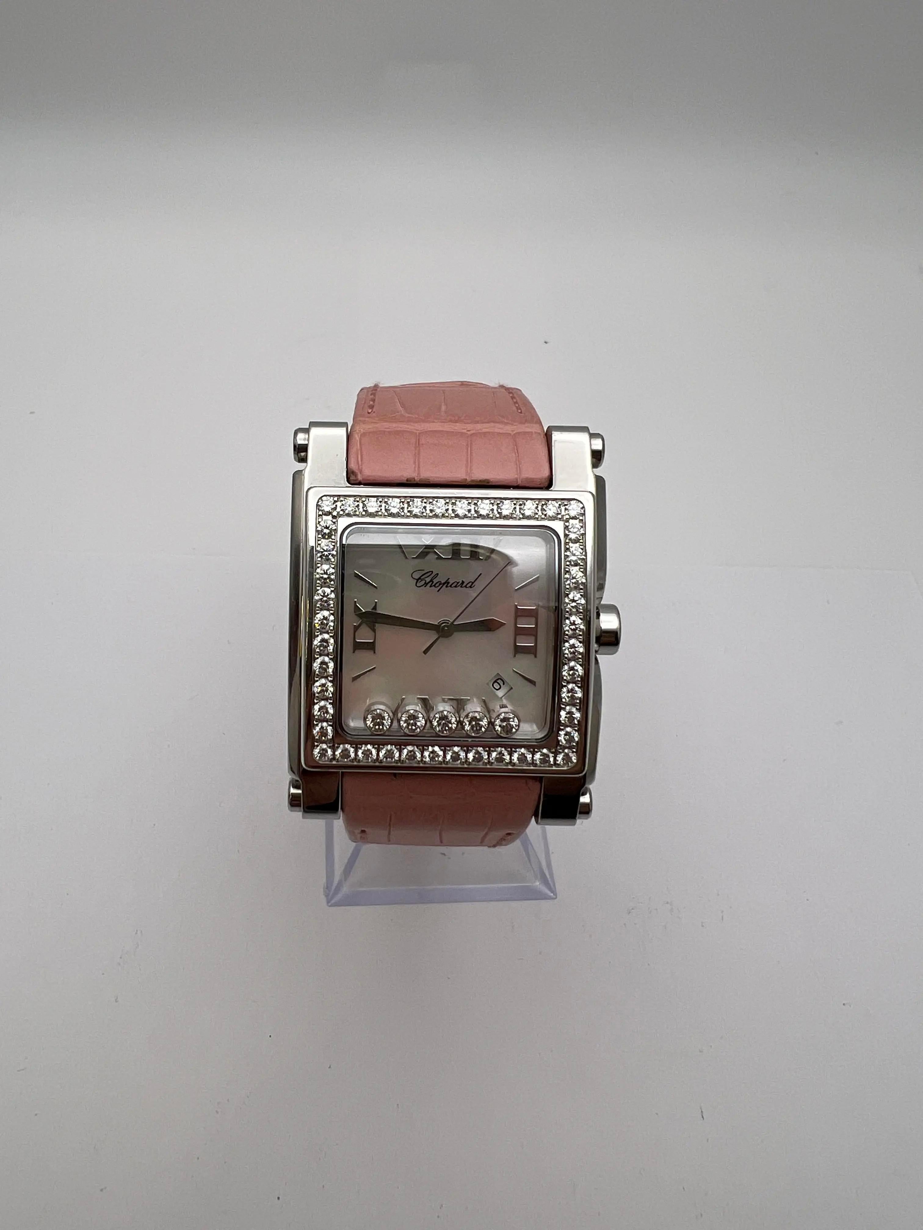 Die Chopard Happy Sport 288448-2001 ist ein raffinierter Zeitmesser, der das Engagement von Chopard für die Verbindung von klassischem Design und luxuriöser Handwerkskunst verdeutlicht. Das quadratische 35-mm-Gehäuse aus Edelstahl wird durch eine