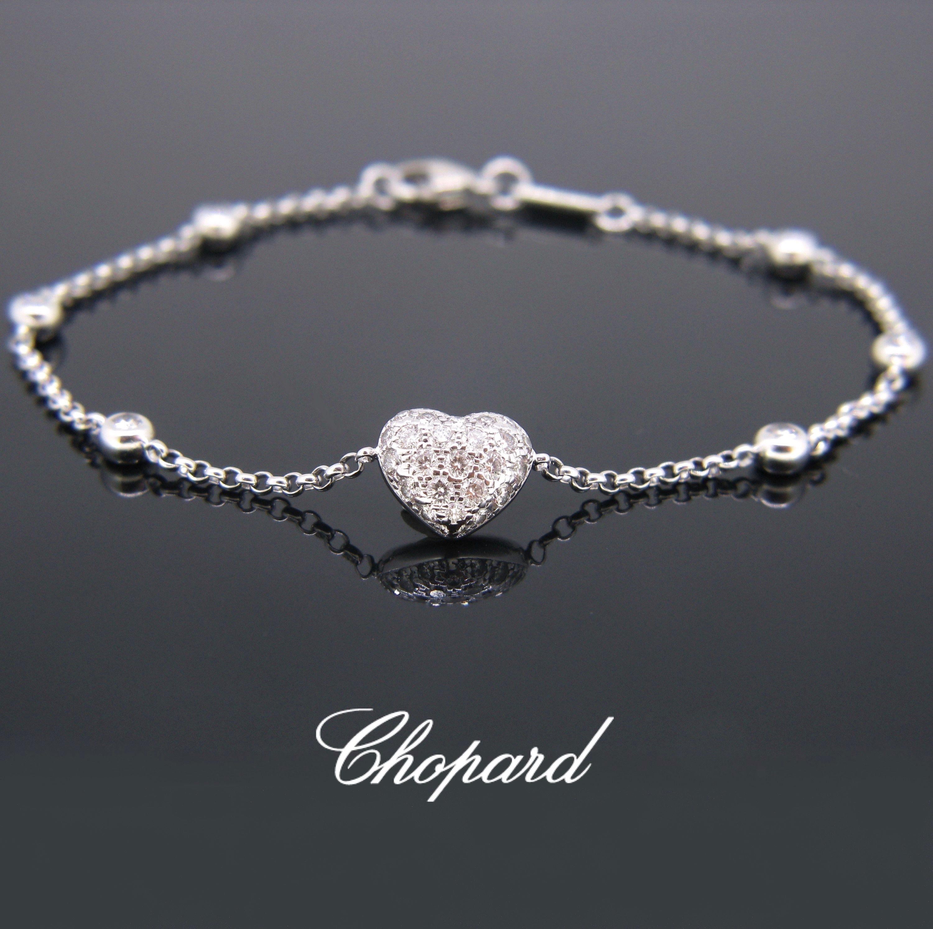 This ravishing bracelet is signed Chopard. It is made in 18kt white gold. The heart in the middle is set with 29 round cut diamonds and there are 6 diamonds on the chain of the bracelet. The total diamond carat weight is around 1ct. The bracelet can