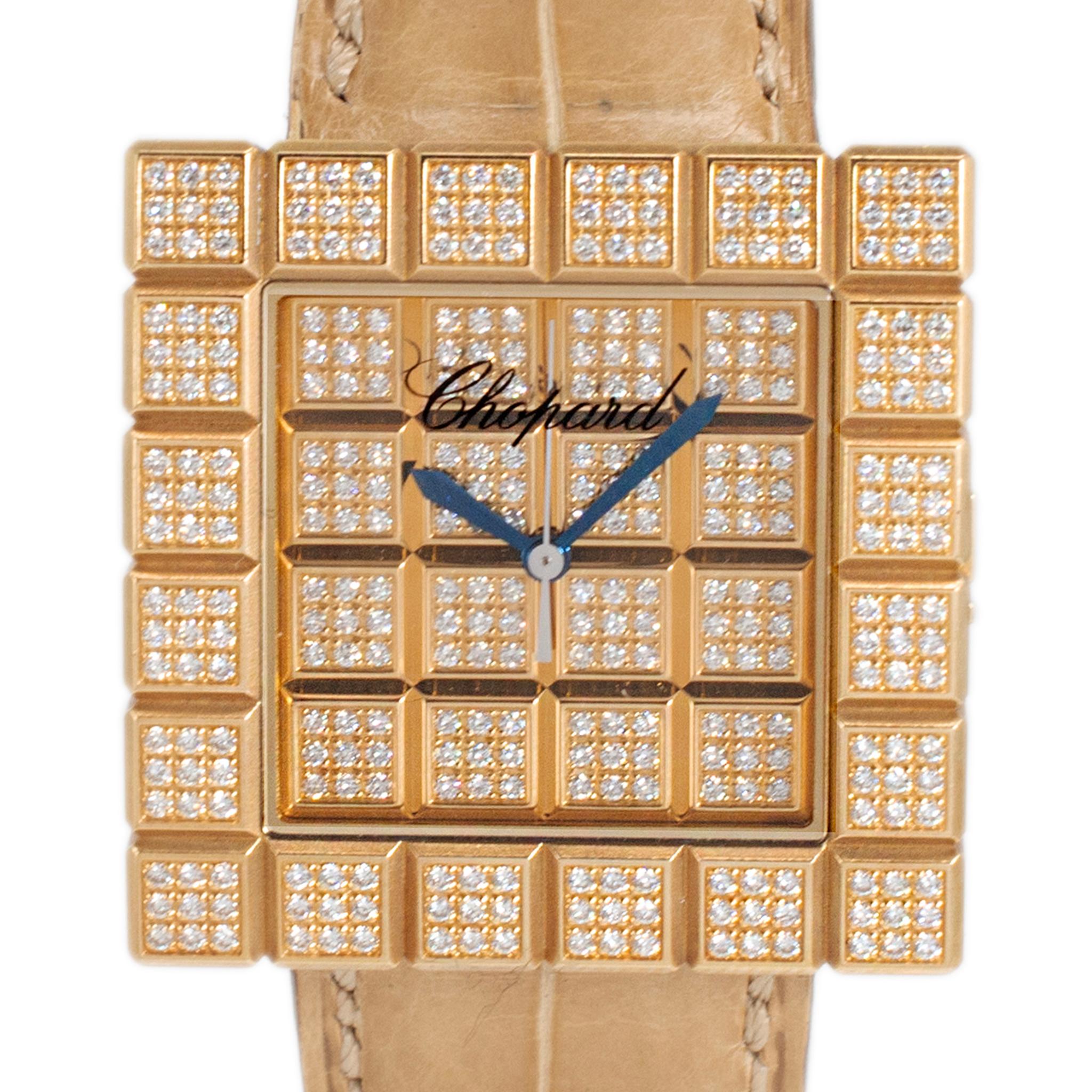 Marque : Chopard

Genre : Mesdames

Diamètre : 32,00 mm

Poids : 81,73 grammes

Une montre-bracelet Chopard de fabrication suisse en or jaune 18 carats et diamants, pour dame, avec boîte d'origine. La marque (ou poinçon) 