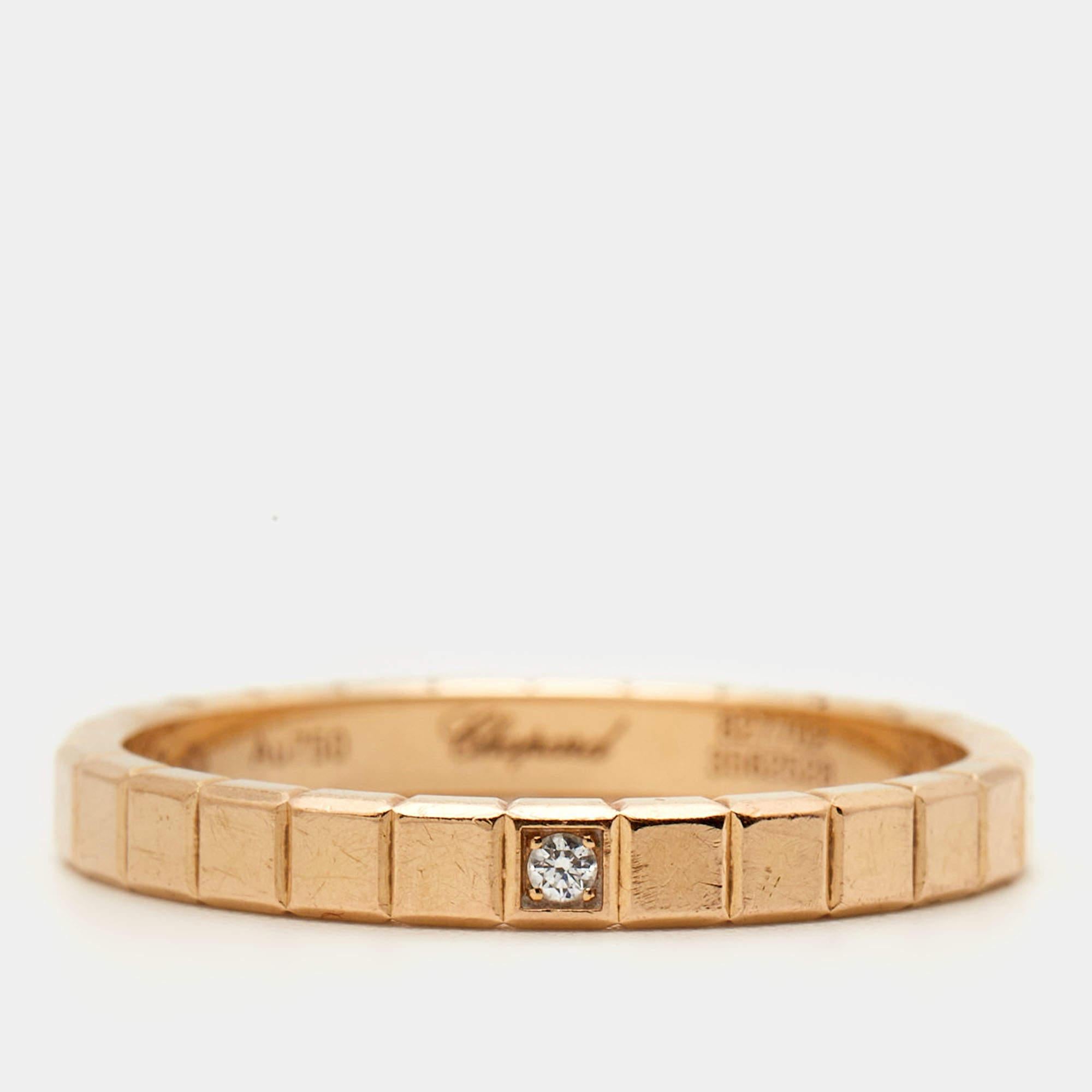 This Chopard ring is impeccably sculpted from 18k rose gold with textures mimicking ice cubes and is highlighted by a single diamond. The intricate geometrical cube shapes are arranged in harmony, making this piece a stunner.

Includes: Original