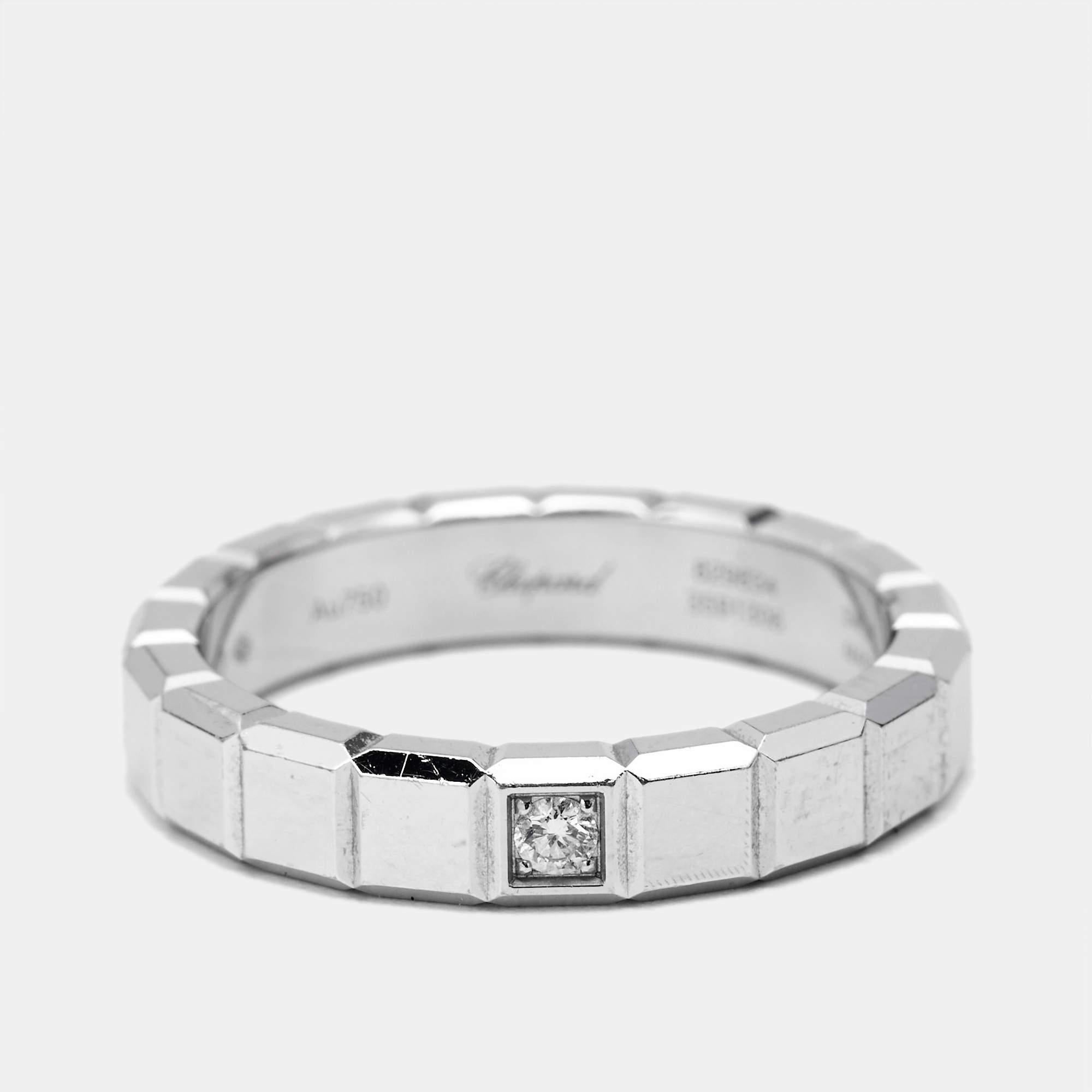 This Chopard ring is impeccably sculpted from 18k white gold with textures mimicking ice cubes and is highlighted by a single diamond. The intricate geometrical cube shapes are arranged in harmony making this piece a stunner.