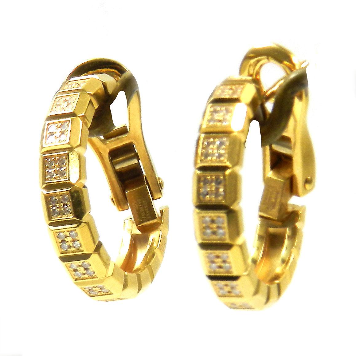 Chopard ice-cube diamond Earrings in 18K yellow gold 

Decorative hoop earrings from the ice-cube collection by the Swiss luxury jeweler Chopard.

The finest materials and the highest quality workmanship characterize these sporty, elegant earrings