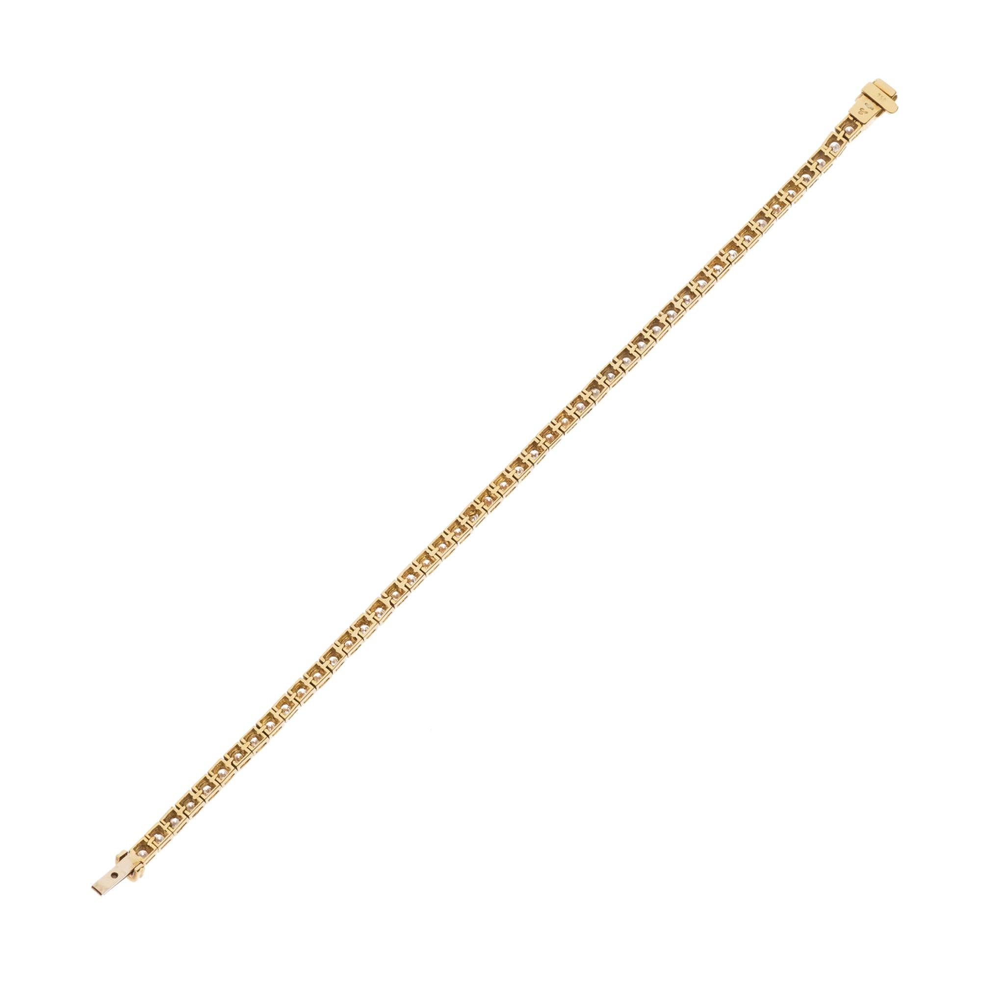 Le bracelet de tennis en diamants Chopard en or jaune 18 carats est un emblème de sophistication et d'élégance intemporelle, un chef-d'œuvre conçu pour ceux qui apprécient les plus belles choses de la vie. Cette pièce exquise allie harmonieusement