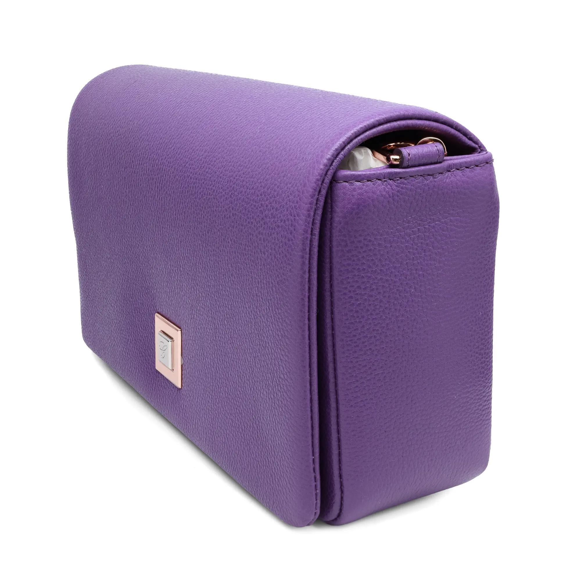 Chic and practical, this purple grained calf leather handbag allows freedom of movement thanks to its adjustable shoulder strap. Embellished with the Chopard C, the hypnotic square clasp in pink gilt and silver metal underlines the perfect purity of