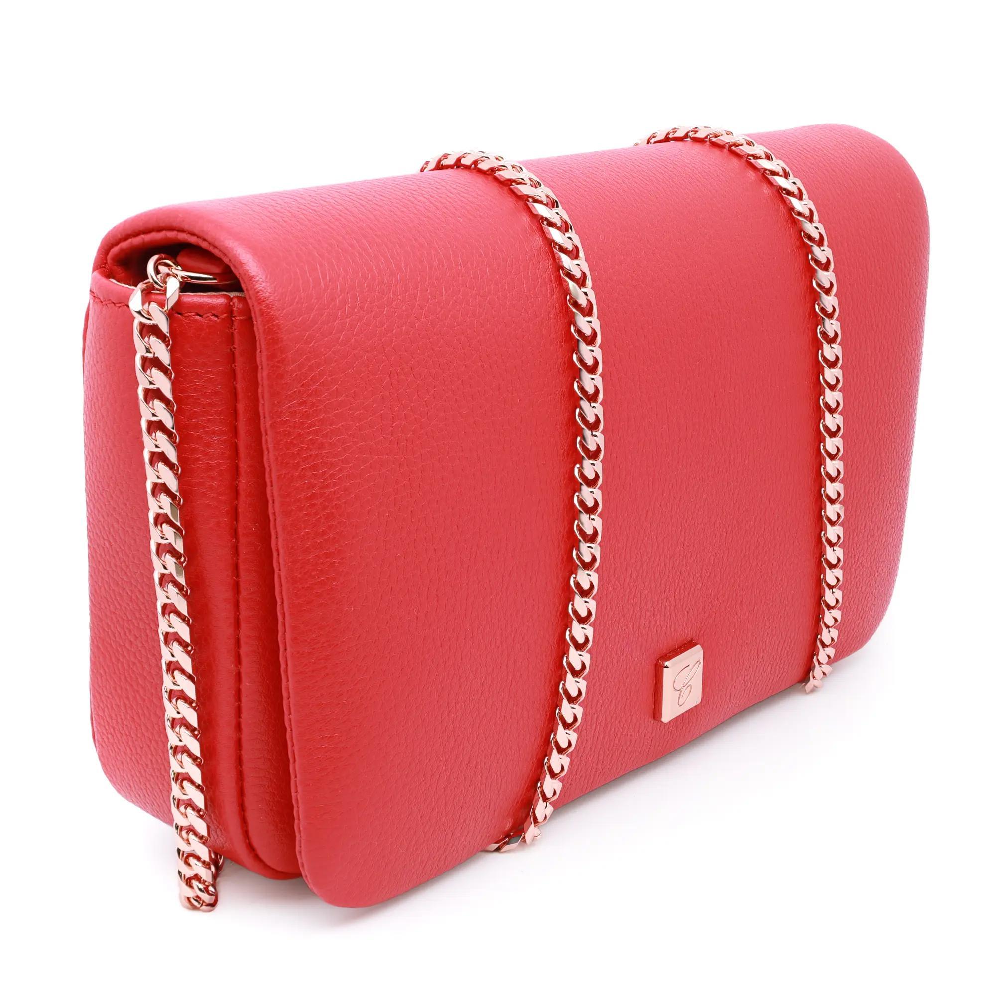 Elegante y práctico, este bolso de piel de becerro granulada en rojo permite libertad de movimientos gracias a su correa ajustable para el hombro. Adornado con la C de Chopard, el hipnótico cierre cuadrado en tono oro rosa subraya la perfecta pureza