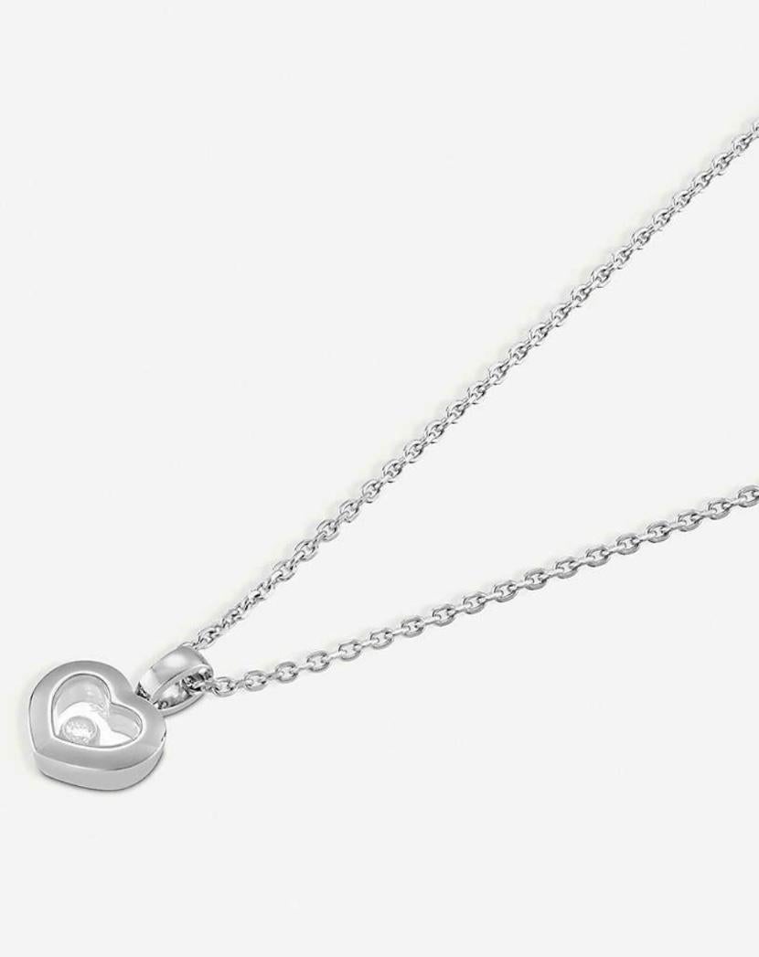 Timeless necklace from the Iconic Happy diamond collection made of 18K white gold with a 0.05 carat diamond floating inside. A necklace is represented by a pendant Happy diamonds and a 42 cm long chain. 

Inspired by sparkling drops of water in a