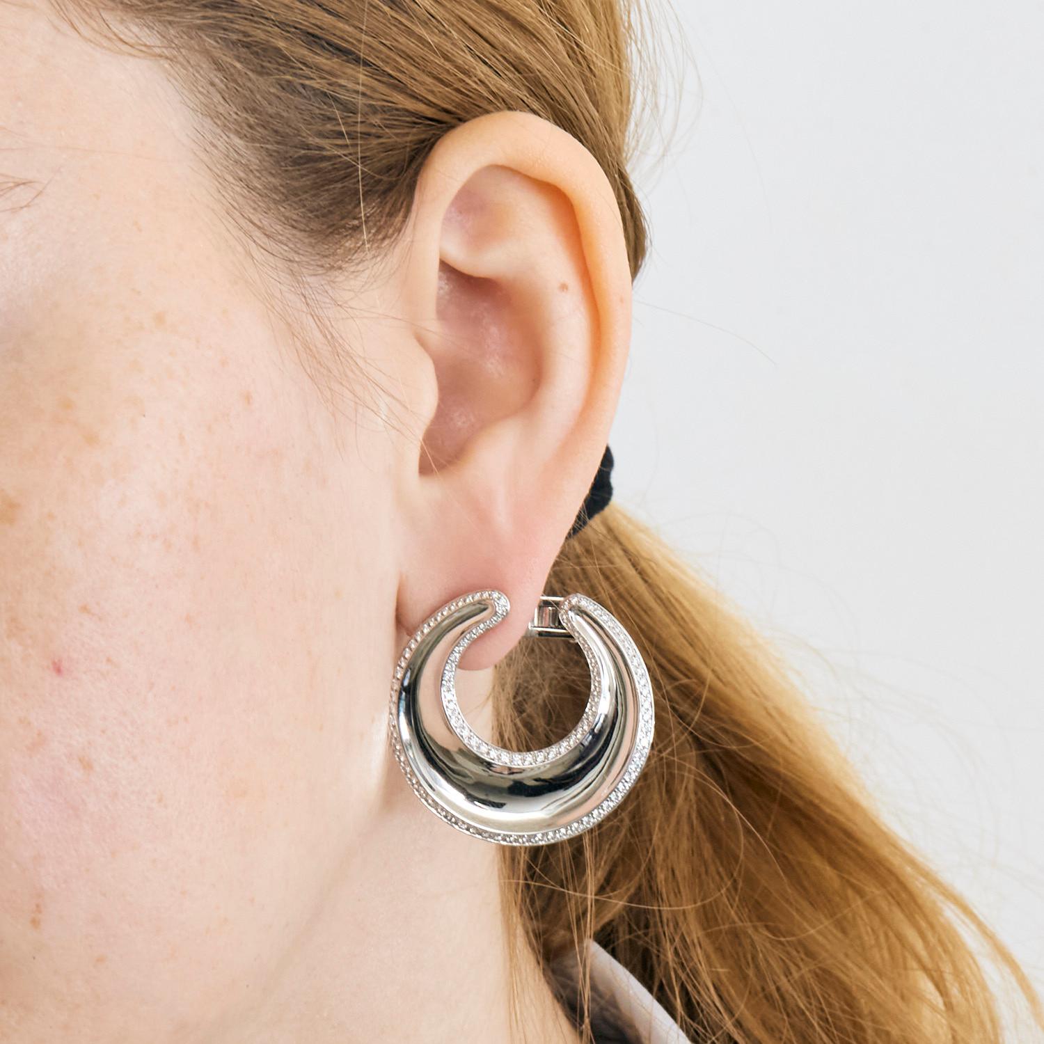 Chopard earrings from the Imperiale collection, in 18k white gold and diamonds.
Signed Chopard and numbered.
Diameter : 3.2 cm.
Weight : 28.8 gr.
Total diamonds: 1.32 carat
Condition: very good.
Swiss hallmarks.
Sold with their Chopard case.
