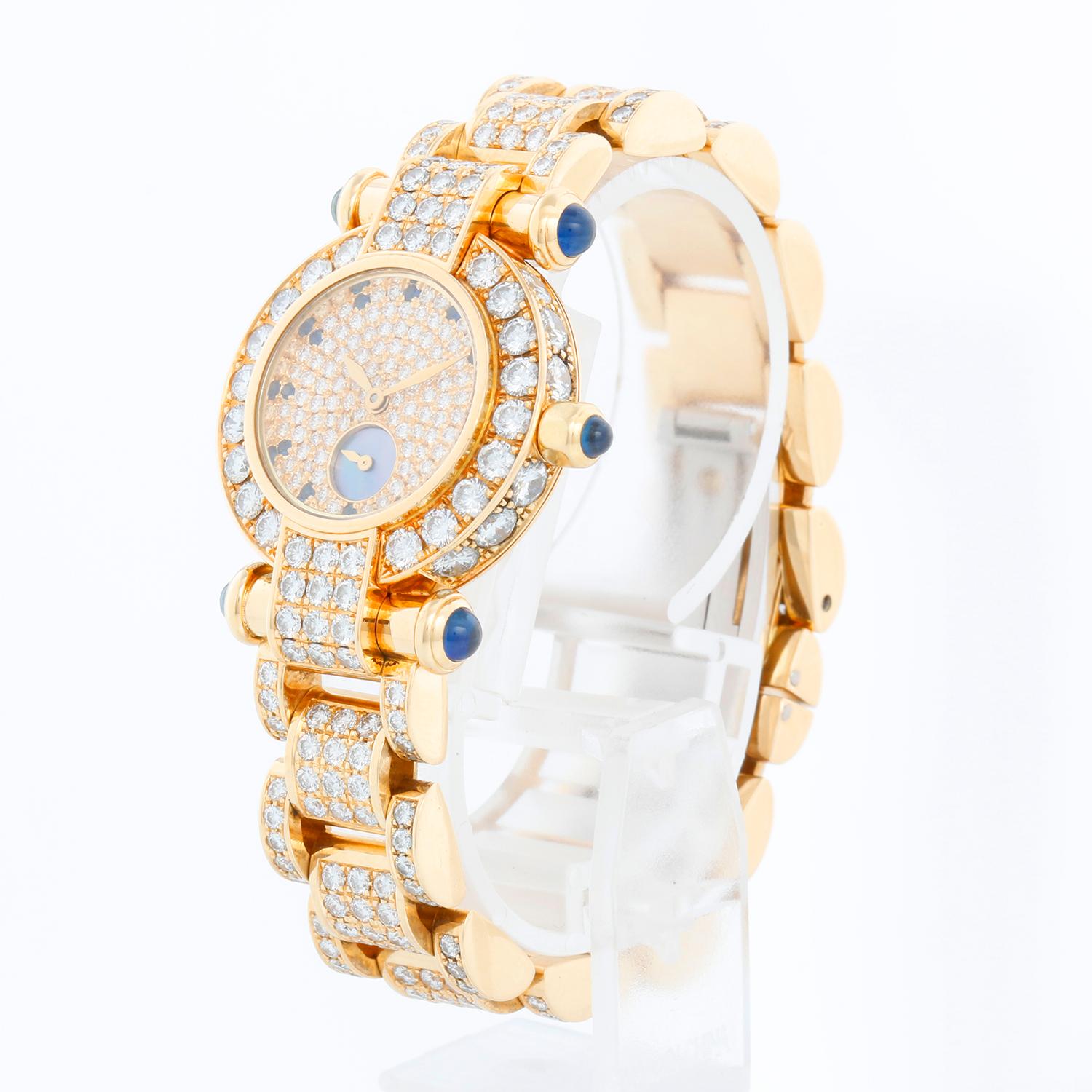 Montre femme Chopard Imperiale en or jaune 18 carats 39/3368-23 - Quartz. Boîtier en or jaune 18 carats avec lunette et cornes diamantées (32 mm de diamètre). Cadran en diamants pavés avec sous-cadran en nacre de Tahiti et index en saphir. Bracelet