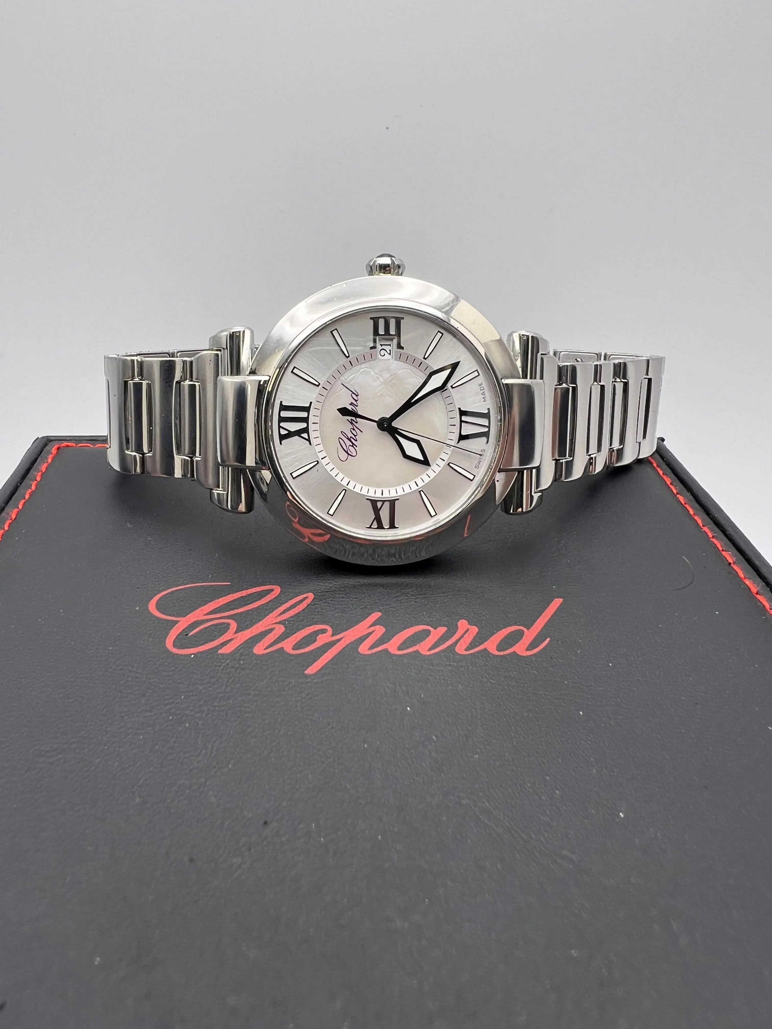 El Chopard Impériale, referencia 388531-3011, es un reloj atrevido y elegante que combina un diseño lujoso con una funcionalidad moderna. Este modelo presenta una caja de acero inoxidable de 40 mm con acabado pulido, cabujón morado en la corona,