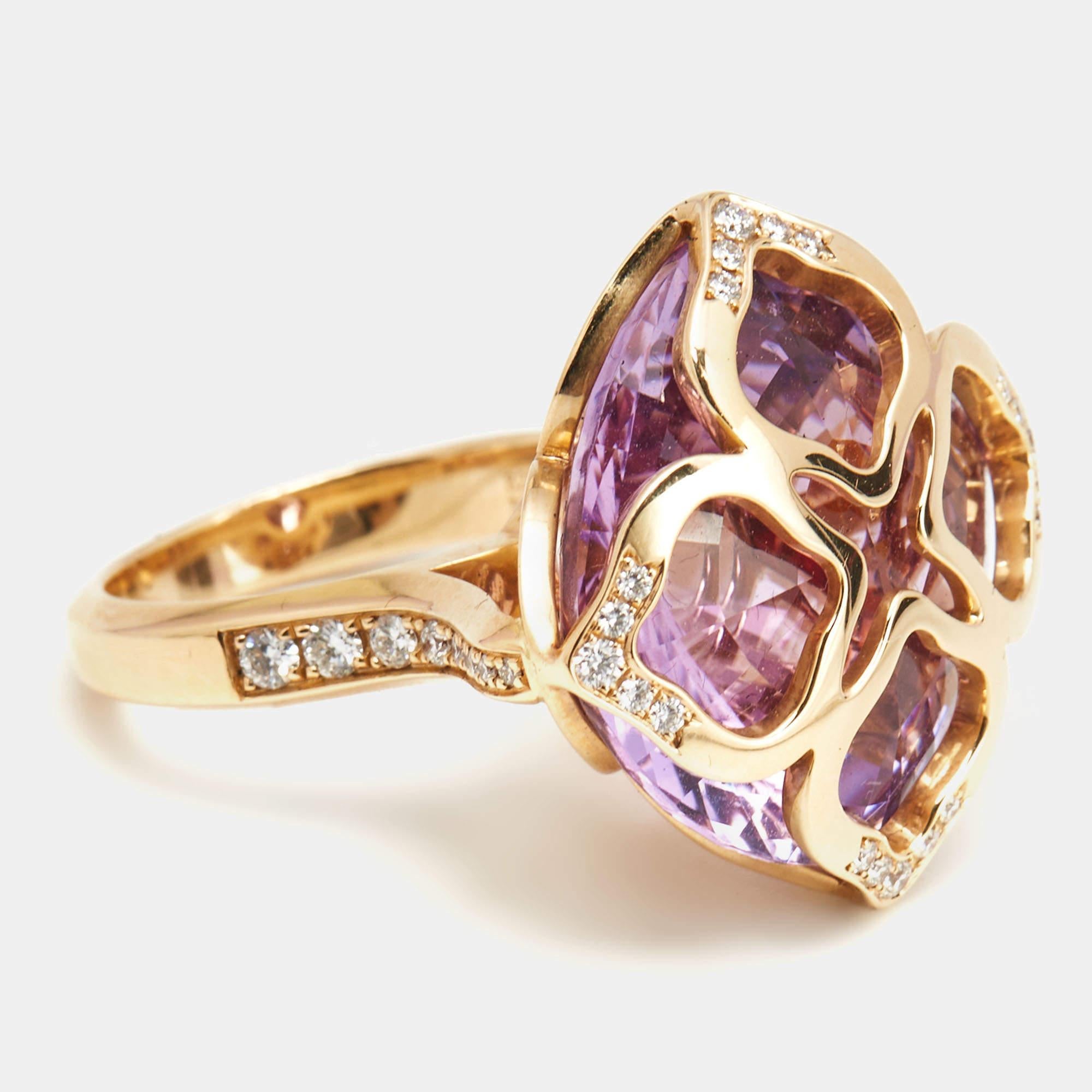 This Chopard cocktail ring from the Imperiale collection is a creation of joy. It comes to life through 18K rose gold. The smooth band holds a gorgeously-designed head featuring awe-inspiring openwork with diamonds and amethyst. The amazing