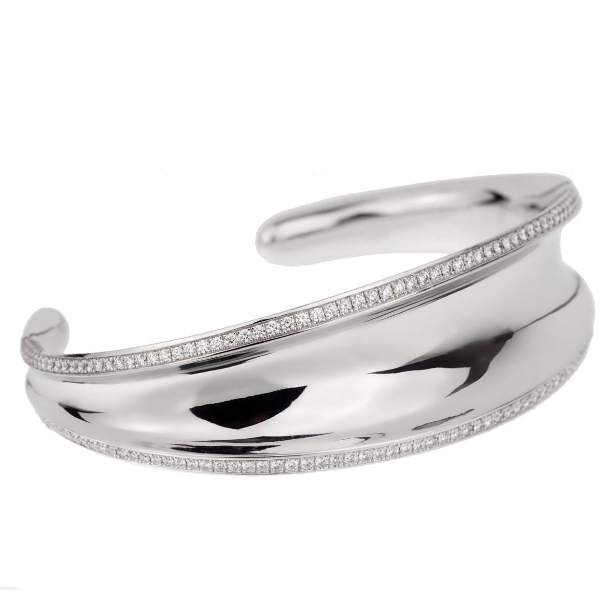 Un fabuleux bracelet manchette en diamants Chopard de la collection Imperiale. Le bracelet est bordé de 240 des plus beaux diamants ronds de taille brillant en or blanc 18k étincelant. Ce bracelet bangle Chopard s'adapte à un poignet d'une longueur