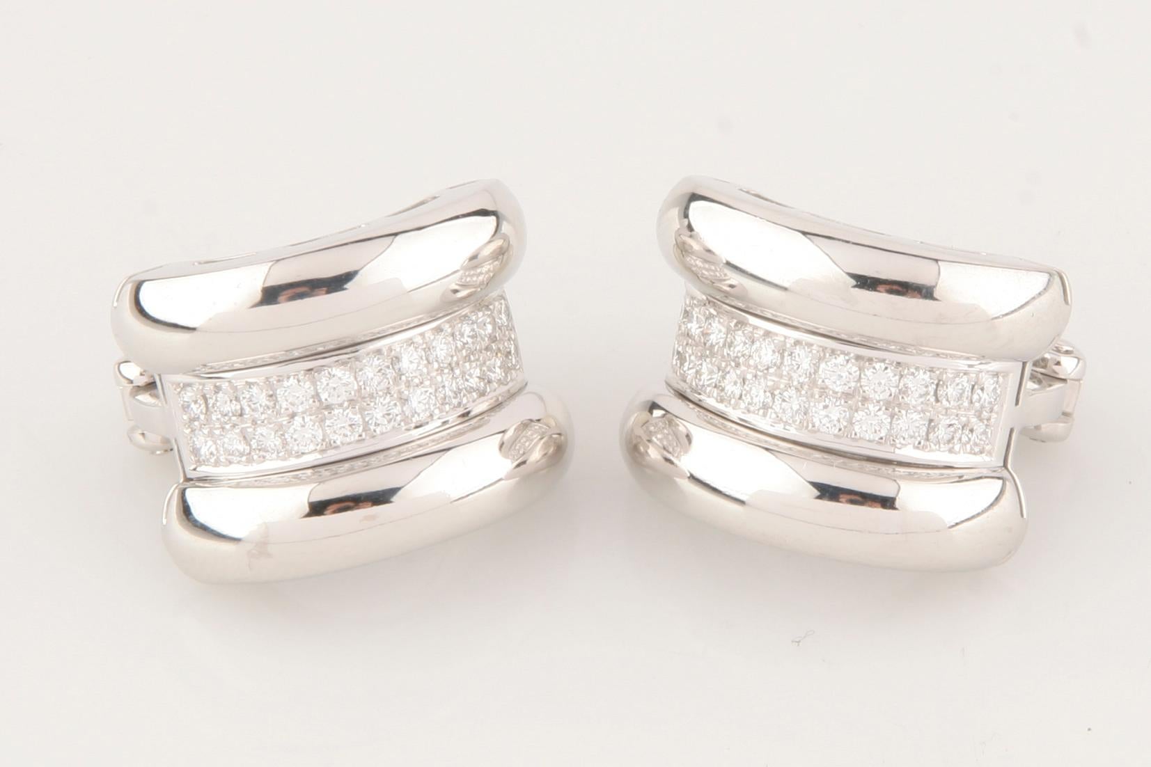 Deux rangées de 44 diamants ronds sertis en pavé dans une monture incurvée avec lunette en or blanc
TDW = 0,92 ct
19 mm de long x 15 mm de large
Masse totale = 20.5 gramme
Revers poinçonné avec 