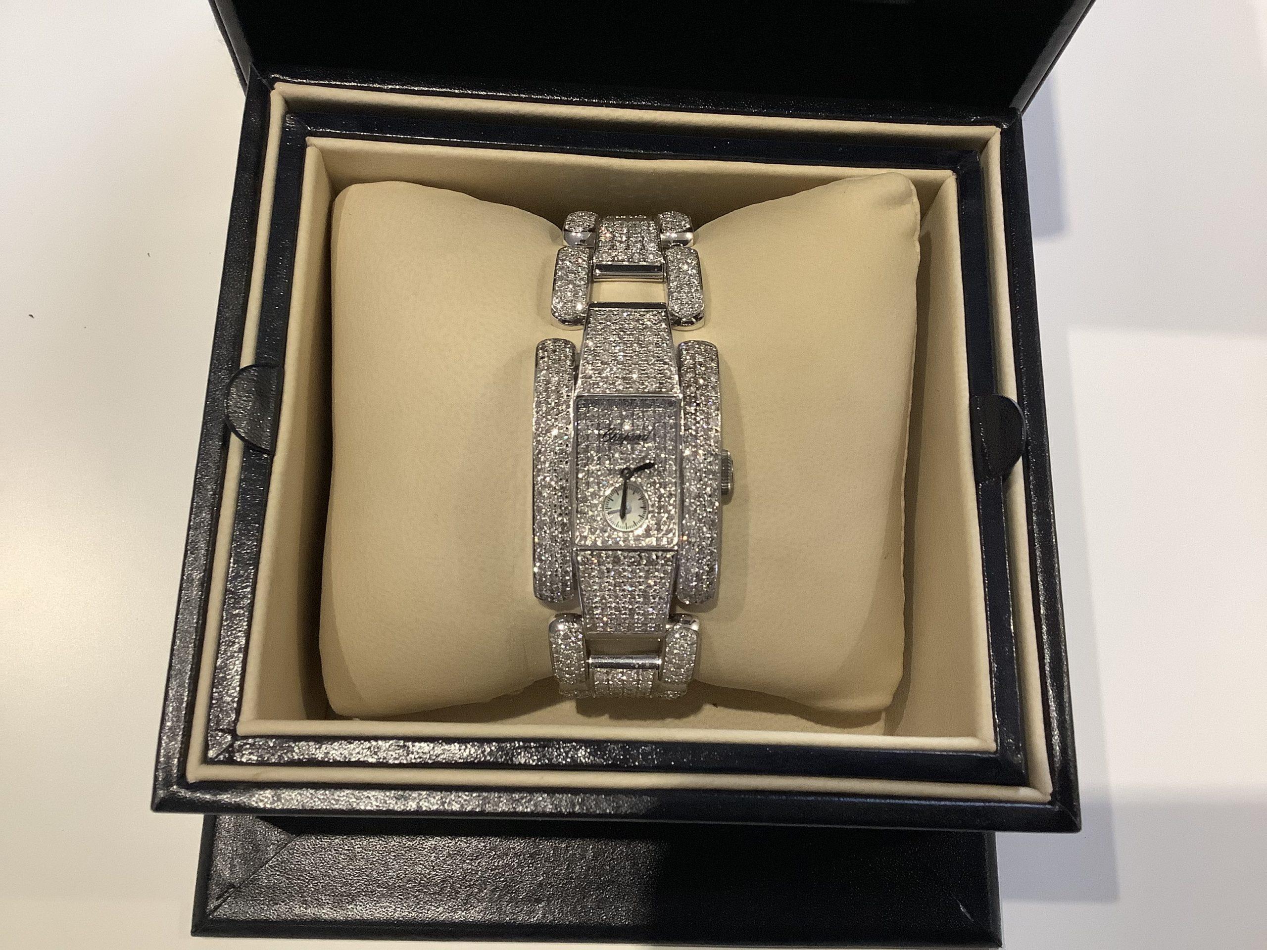 This  Chopard La Strada full  Diamonds and Steel is in excellent condition without any faults or scratches. 

Mechanized by Chopard Quartz movement. 

Comes with 24 months warranty, box and papers.