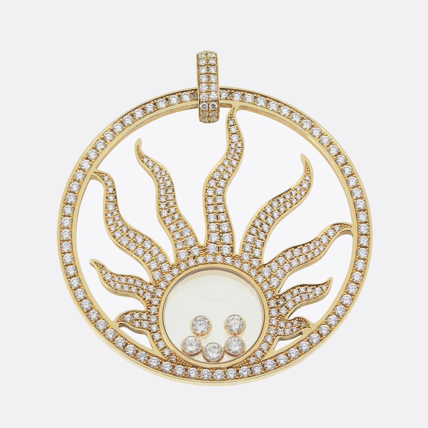 Il s'agit d'un pendentif en or rose 18ct de la collection Happy Diamonds de Chopard. Le pendentif est formé en forme de soleil ardent et est serti de 297 diamants ronds de taille brillant, dont cinq flottent librement au centre. Il s'agit du grand