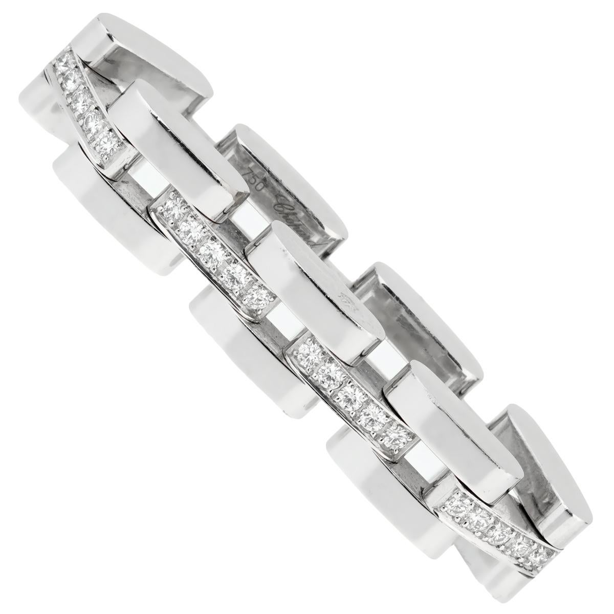 Un favoloso anello Chopard Les Chaines con 3 file flessibili incastonate con 35 diamanti rotondi taglio brillante per un totale di 0,20 carati in oro bianco 18 carati. Questo design classico è perfetto per essere indossato tutti i