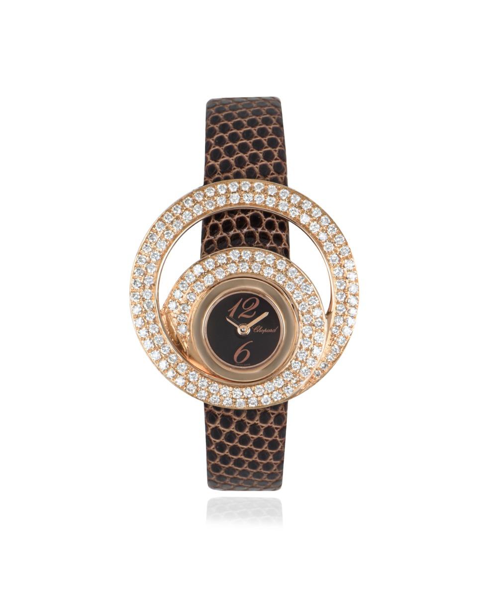 A stunning ladies Lopping 32mm wristwatch crafted from rose gold, by Chopard. Featuring a black dial with arbaic applied numbers 12 and 6. Complimenting the dial is a uniquely shaped rose gold looping bezel set with 144 round brilliant diamonds