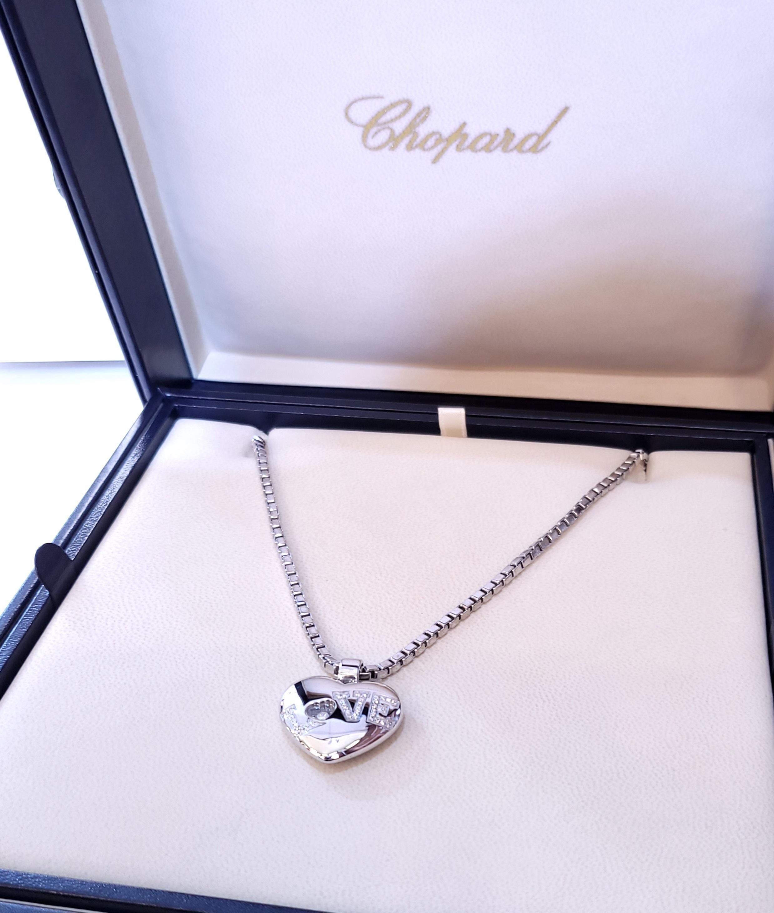 Chopard Love Happy Collana di diamanti in oro bianco 750 18 carati con catena da 17 pollici
Dimensioni del ciondolo 25,6 mm x 28 mm (con cauzione)
Spessore 7,4 mm
Lunghezza della catena: 17