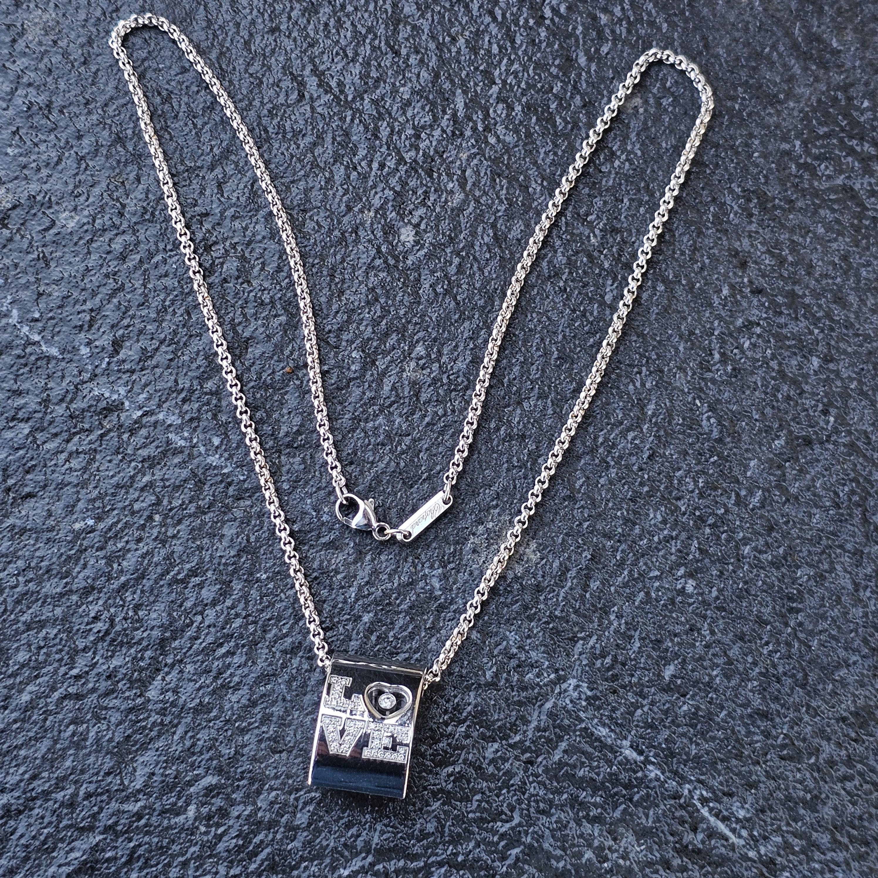 Chopard LOVE Happy Diamond Pendentif carré en or blanc 18 carats avec chaîne de 16,75 pouces en vente 1