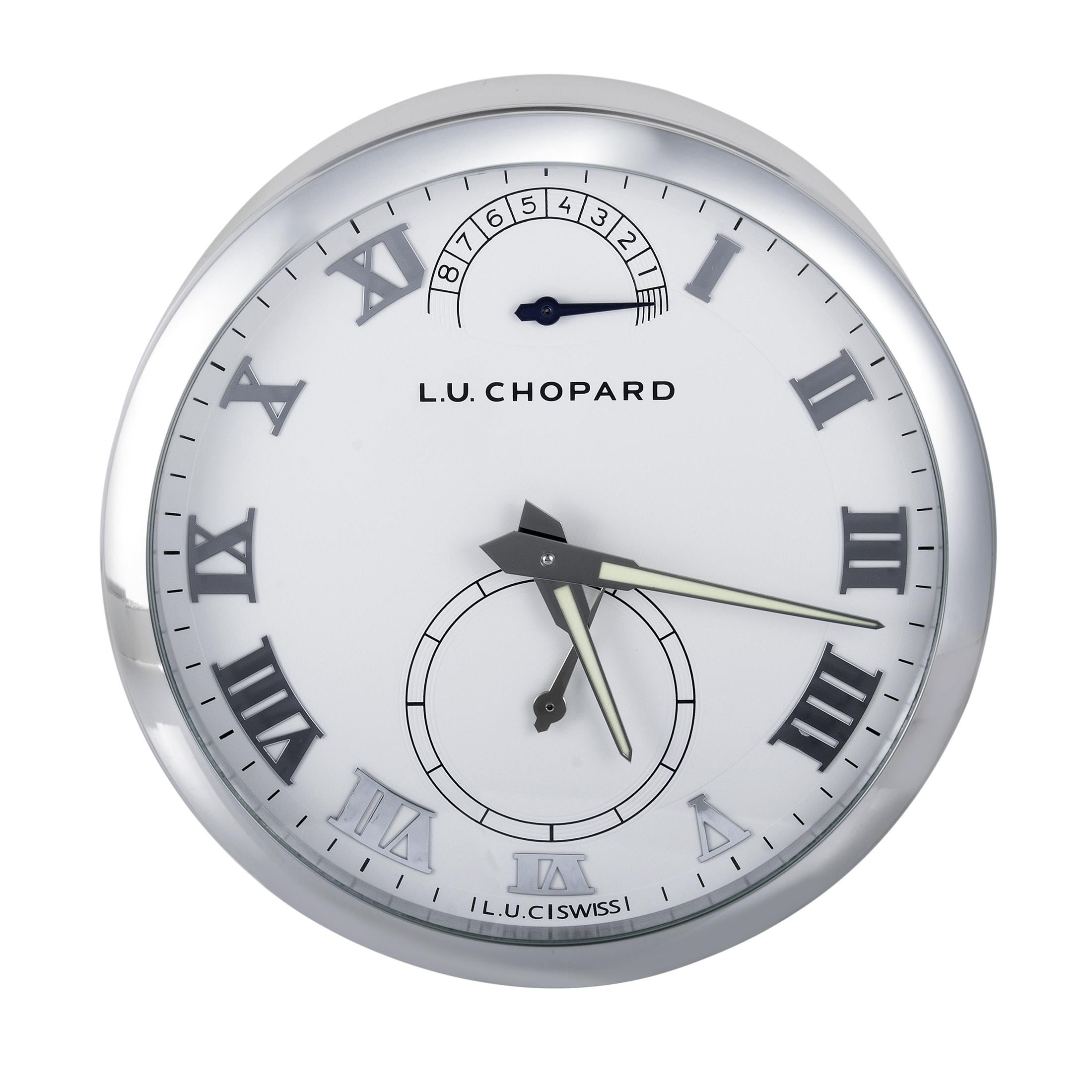 Ein unwiderstehlicher Blick für jeden Uhrenliebhaber bietet der transparente Gehäuseboden dieses erstaunlichen Stücks von Chopard, das von der Collection'S L.U.C. inspiriert ist und als erste Tischuhr der Marke mit mechanischem Handaufzugswerk