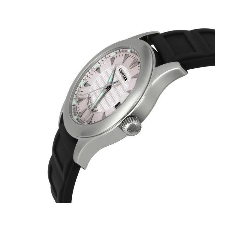 Brushed stainless steel case case with a black rubber bracelet. Fixed bezel bezel. White dial with luminous hands and luminous dots, with sticks hour markers. Luminescent hands and dial markers. Date displays at the 3 o'clock position. Thirty one