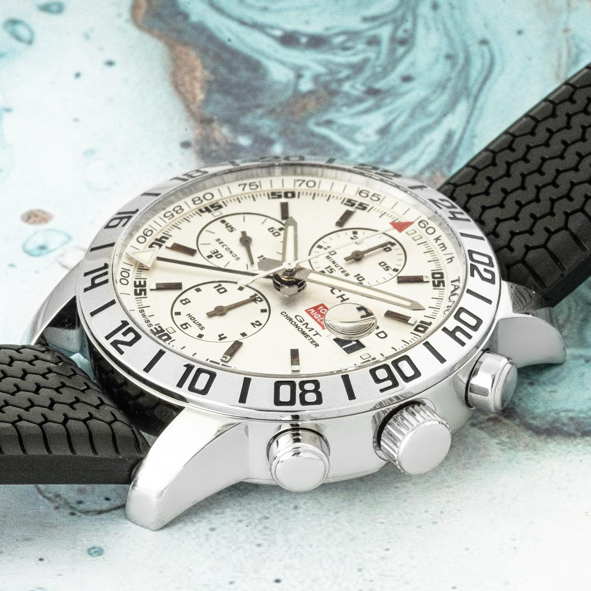 Ein 42mm Mille Miglia GMT Chronometer 168992-3003 aus Edelstahl von Chopard.

Der Zeitmesser verfügt über ein silbernes Zifferblatt mit einem 12-Stunden-Zähler, einem 30-Minuten-Zähler und einer kleinen Sekundenanzeige. Das Zifferblatt verfügt