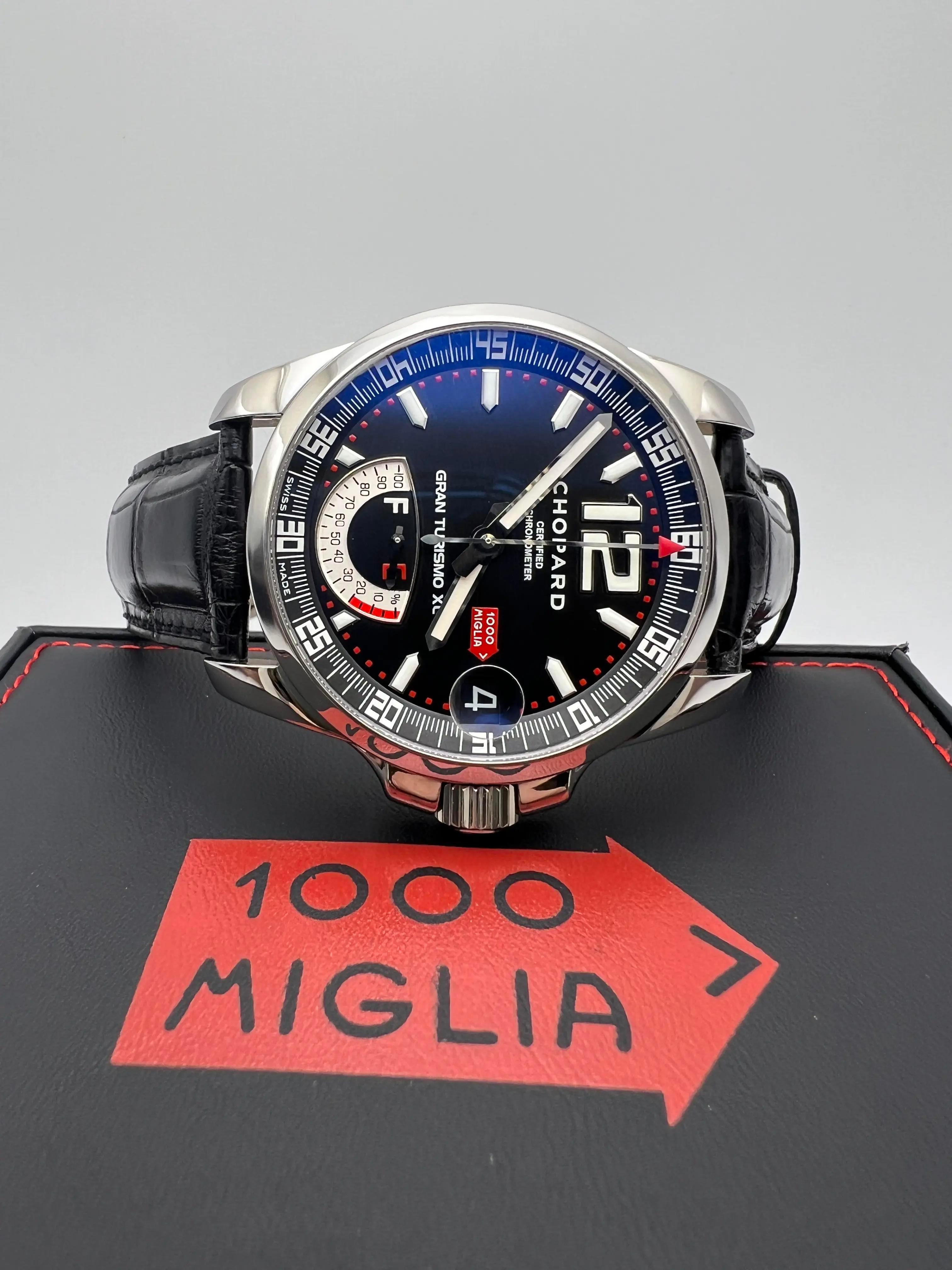 Chopard Mille Miglia Gran Turismo XL 16/8457-3001: un simbolo dell'eredità delle corse e dell'artigianato di lusso. Questo eccezionale segnatempo cattura lo spirito della leggendaria corsa delle Mille Miglia con il suo design sportivo ma raffinato.