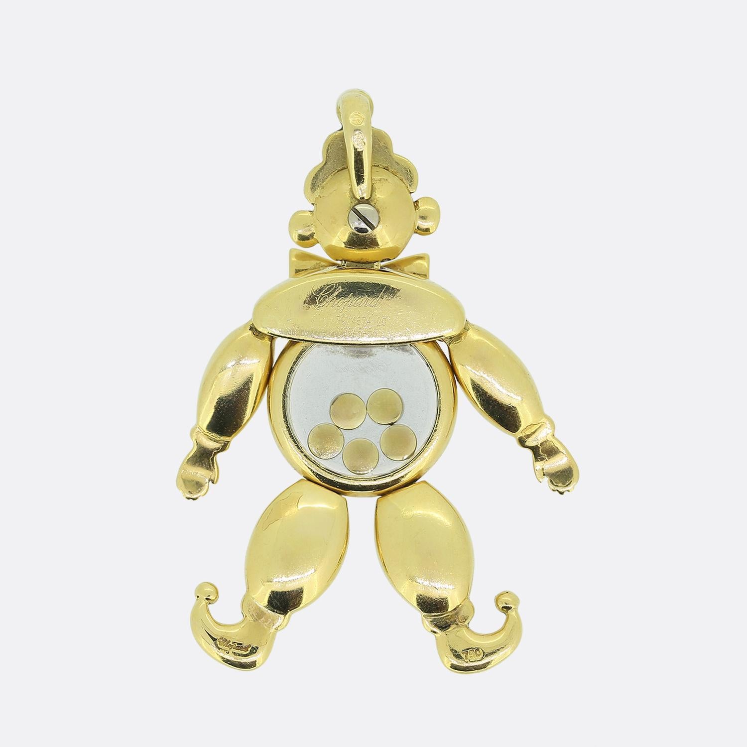 Nous avons ici un pendentif clown articulé excentrique tiré de la gamme Happy Diamonds de Chopard. Cette pièce en or jaune 18 carats est dotée de membres et d'une tête mobiles et est un joyeux chappie. Les pierres précieuses flottantes emblématiques
