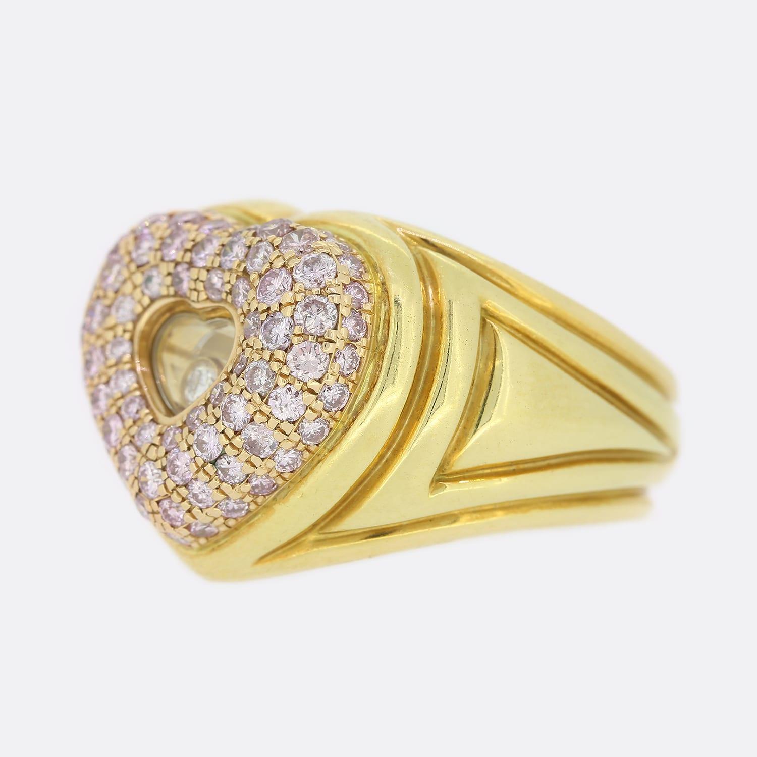 Si tratta di un anello con cuore di diamanti del designer di gioielli di lusso Chopard. L'anello fa parte della collezione 