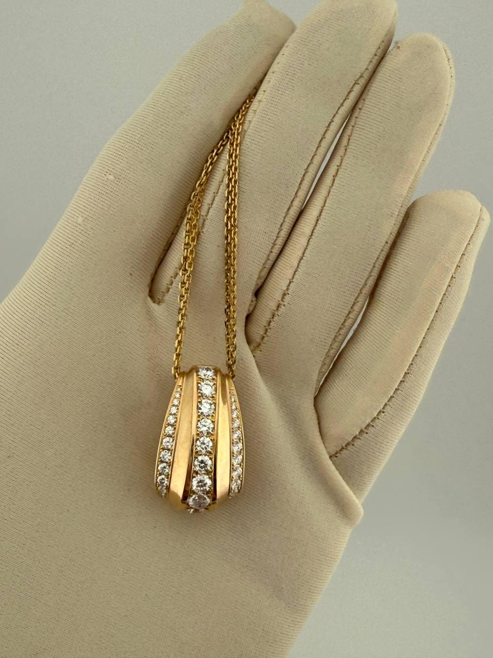 La collana Chopard La Strada è una splendida espressione di raffinata eleganza e di un design senza tempo di ispirazione italiana. Realizzato in lussuoso oro rosa 18 carati, questo nuovissimo ciondolo mette in mostra le graziose linee